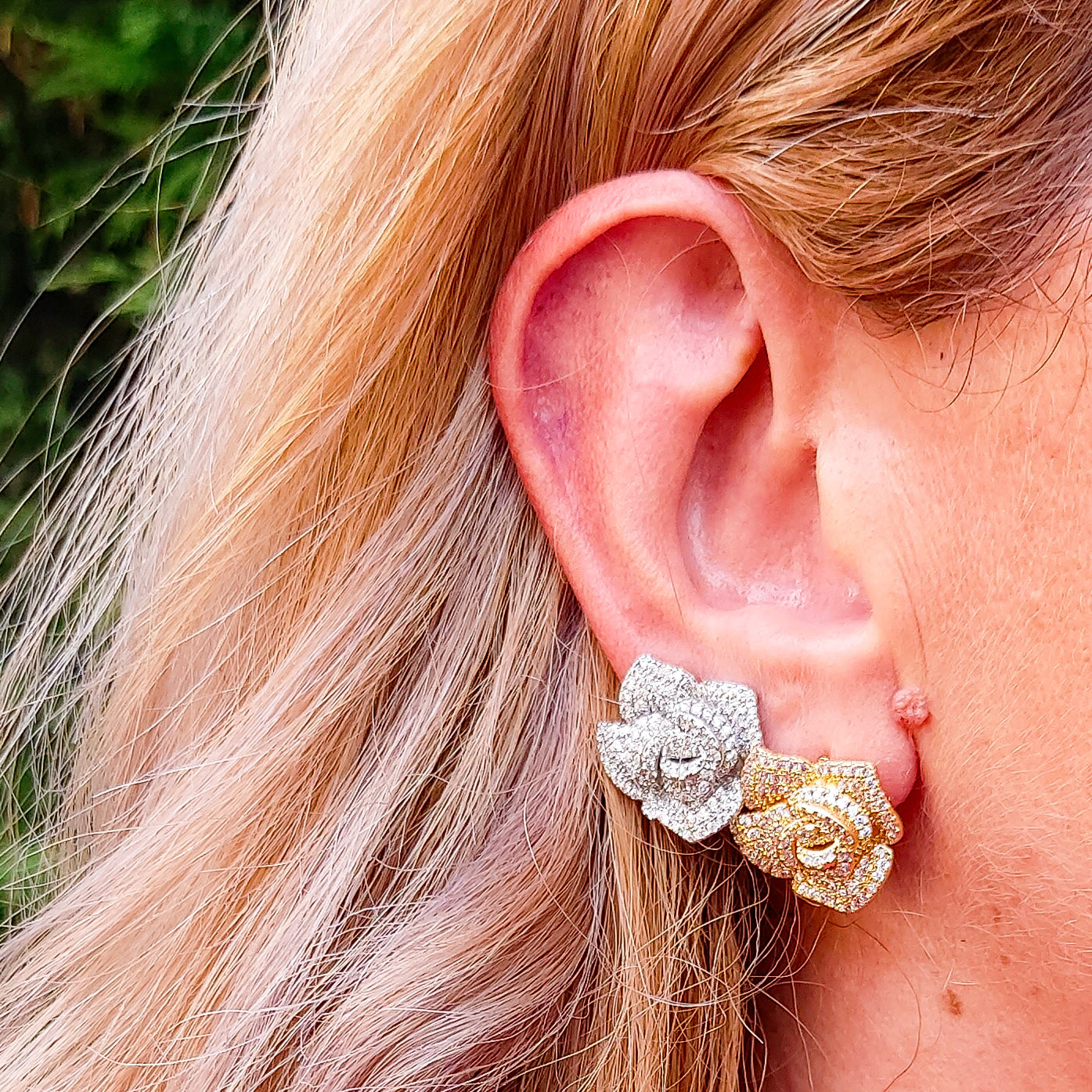 CAMELIA CRYSTAL ~ orecchini bottone con fiore zirconato in cubic zirconia