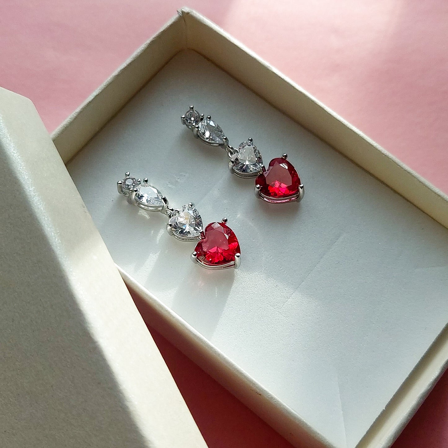 CHERIE - tiny - Orecchini pendenti in cubic zirconia a forma di cuore