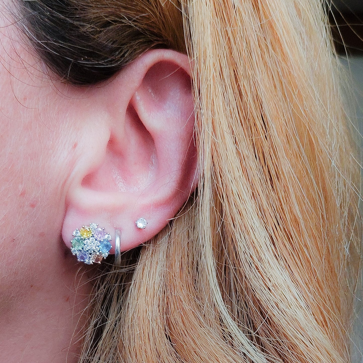 MILLIE ~ Orecchini a bottone con cubic zirconia a forma di flower