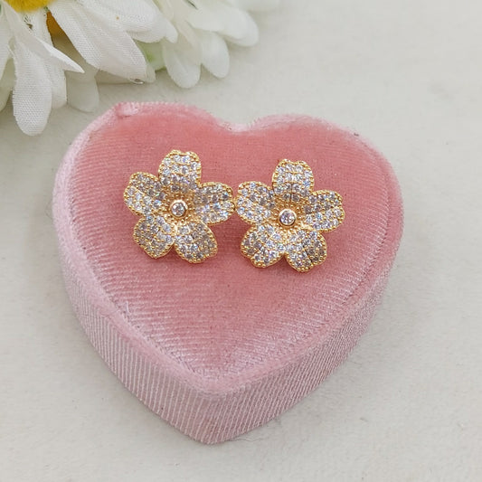 CAMELIA Small ~ orecchini bottone con fiore e cubic zirconia