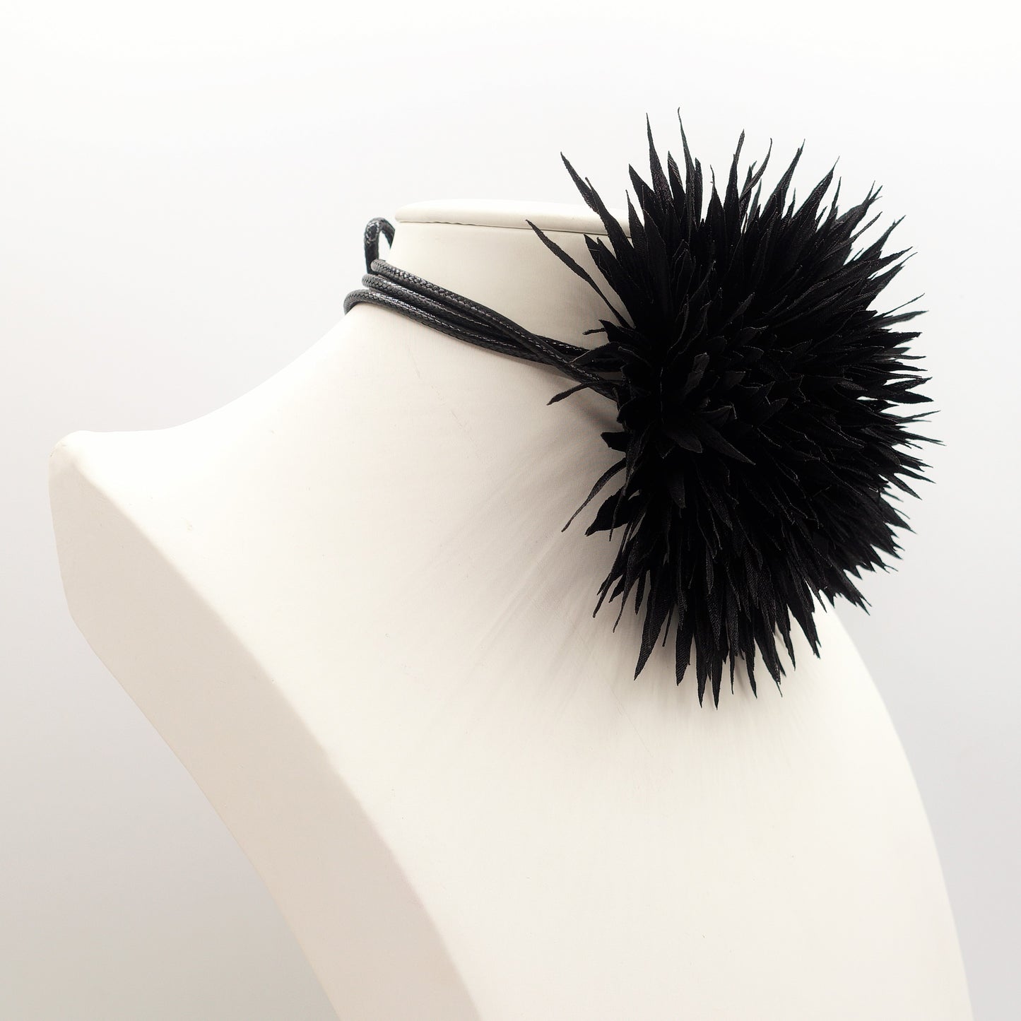 SIVIGLIA - Collana con maxi fiore in organza e cordino