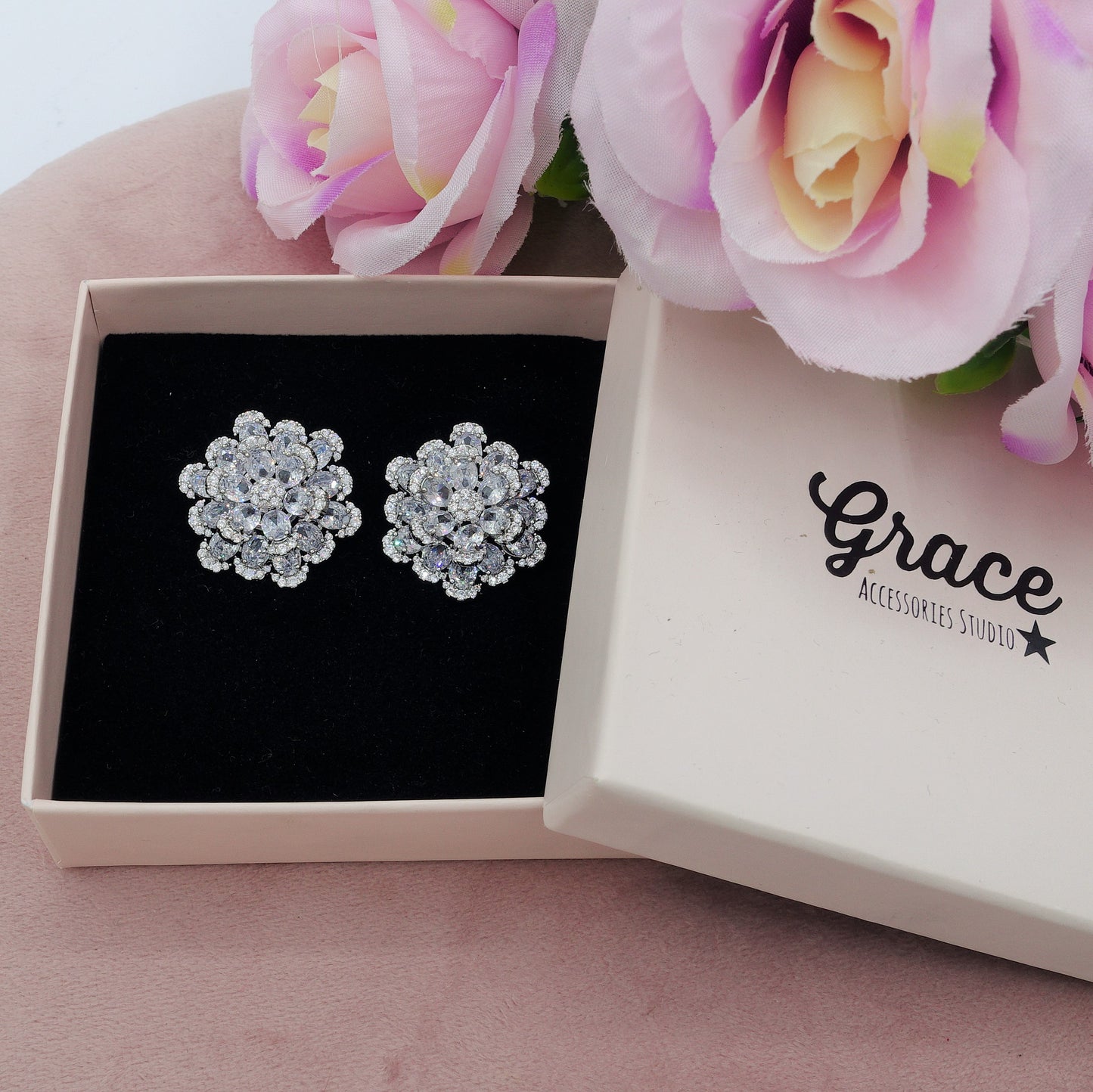 CAMELIA ~ orecchini bottone con fiore zirconato in cubic zirconia