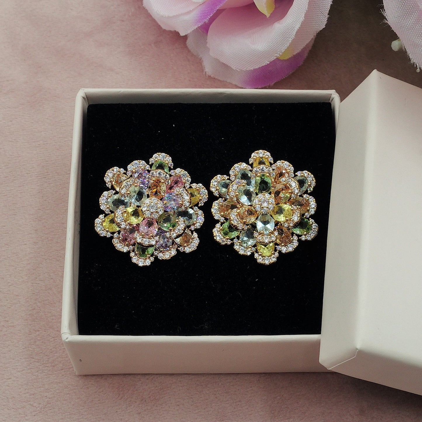 CAMELIA ~ orecchini bottone con fiore zirconato in cubic zirconia