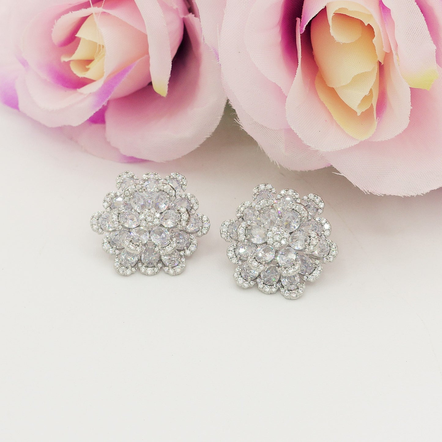 CAMELIA ~ orecchini bottone con fiore zirconato in cubic zirconia