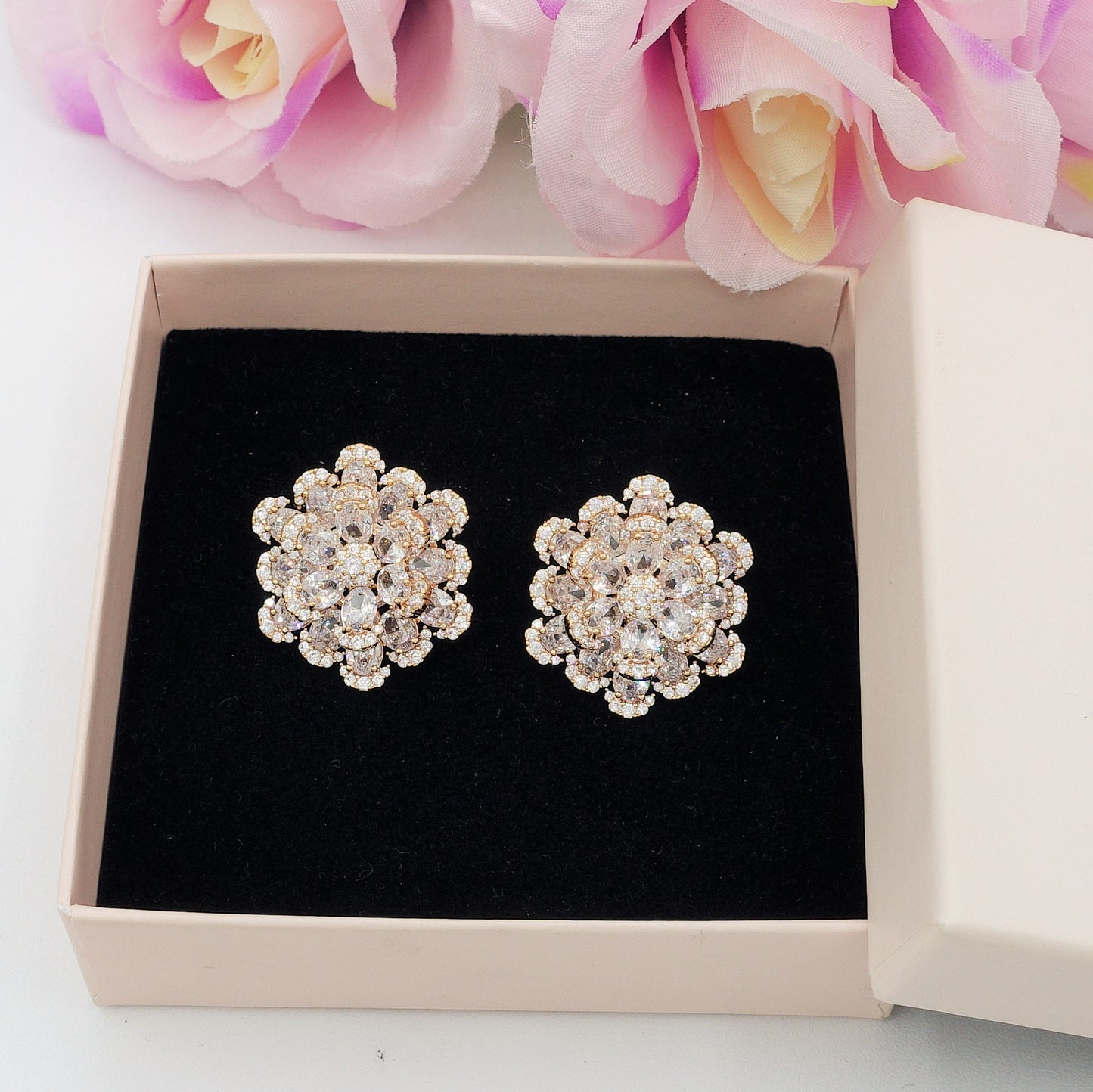 CAMELIA ~ orecchini bottone con fiore zirconato in cubic zirconia