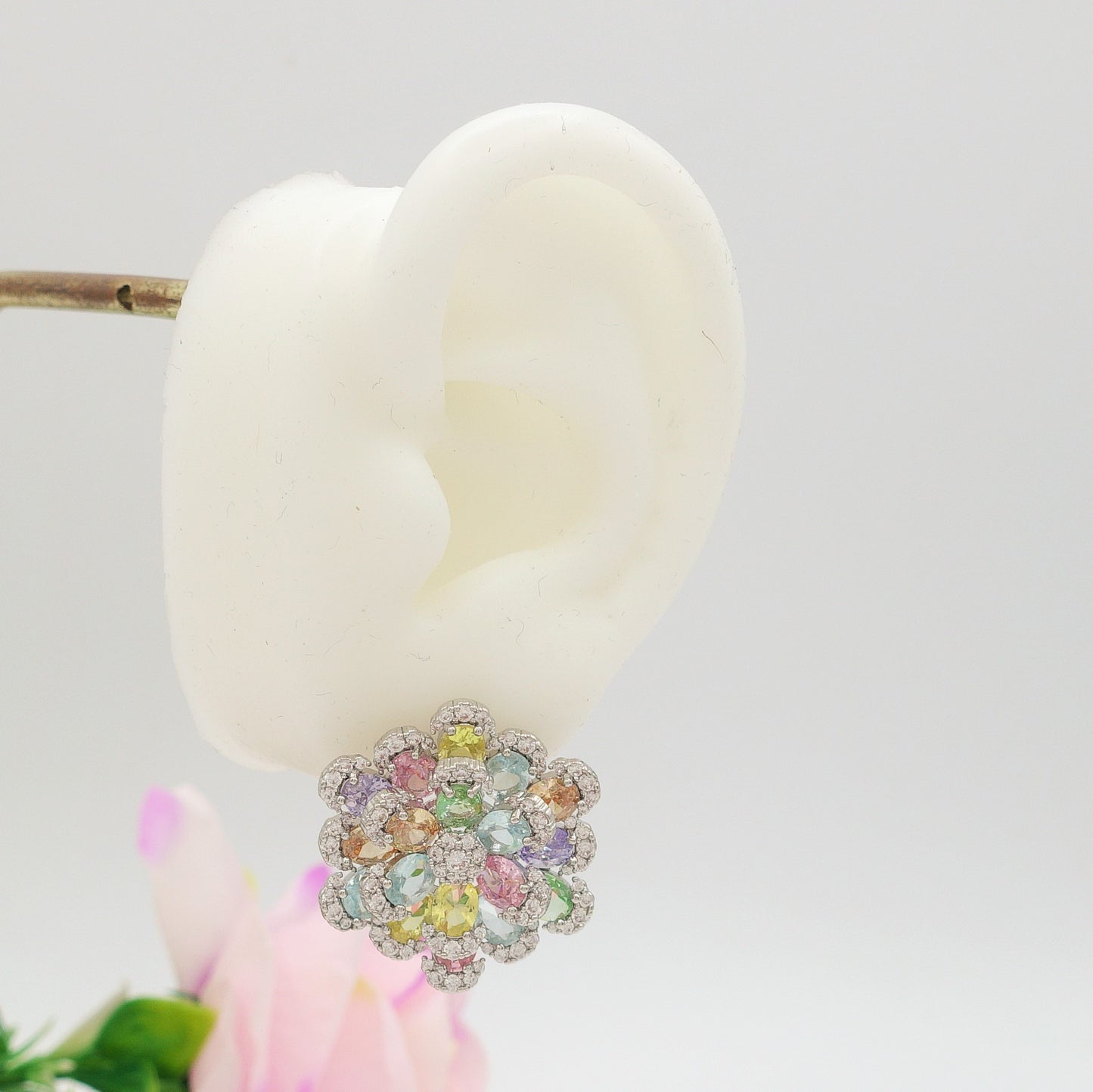 CAMELIA ~ orecchini bottone con fiore zirconato in cubic zirconia