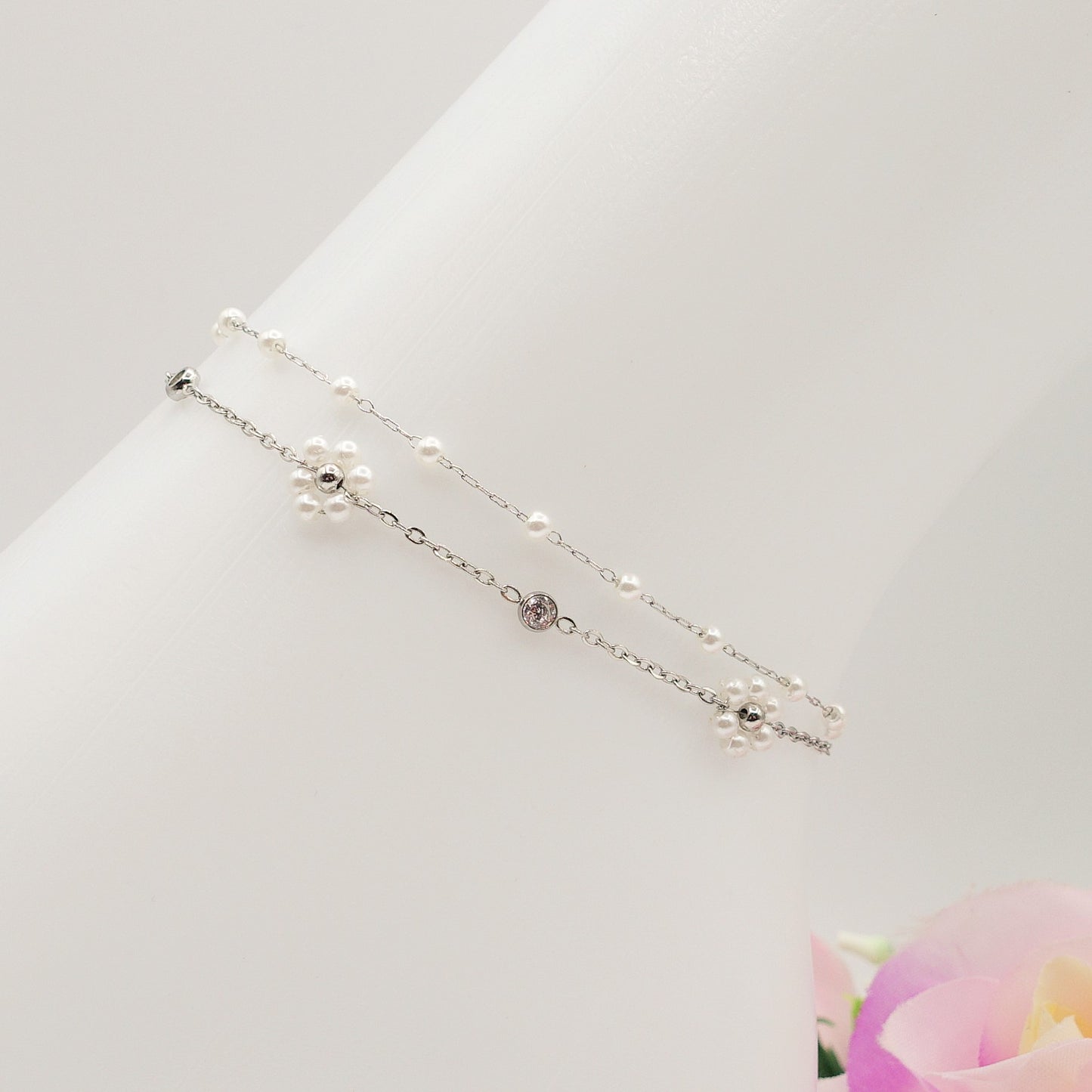 DAISY PEARLS ~ ACCIAIO INOSSIDABILE ~ Cavigliera con fiori, zirconi e perline