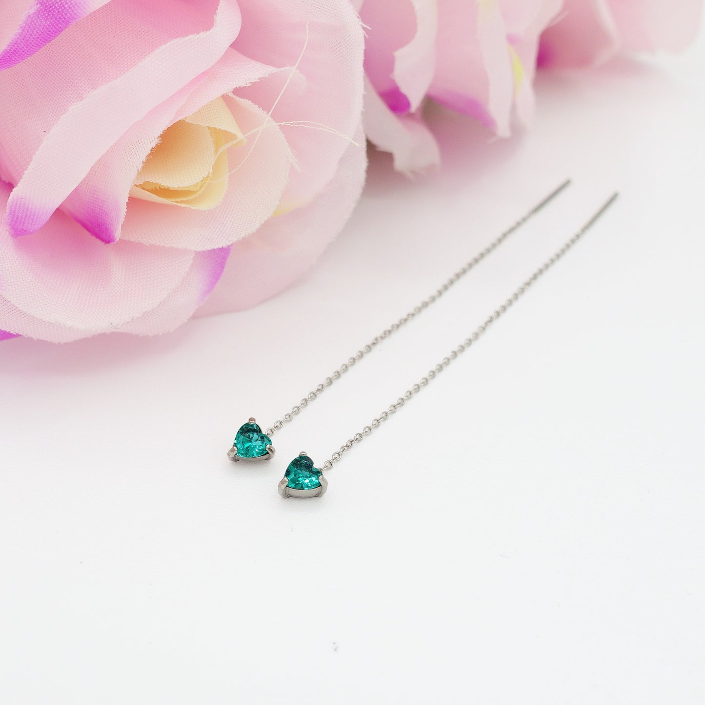 SHINY CUORE Rainbow - Acciaio inossidabile ~ PAIO Orecchini filo pendenti con cubic zirconia a cuore - Saliscendi -