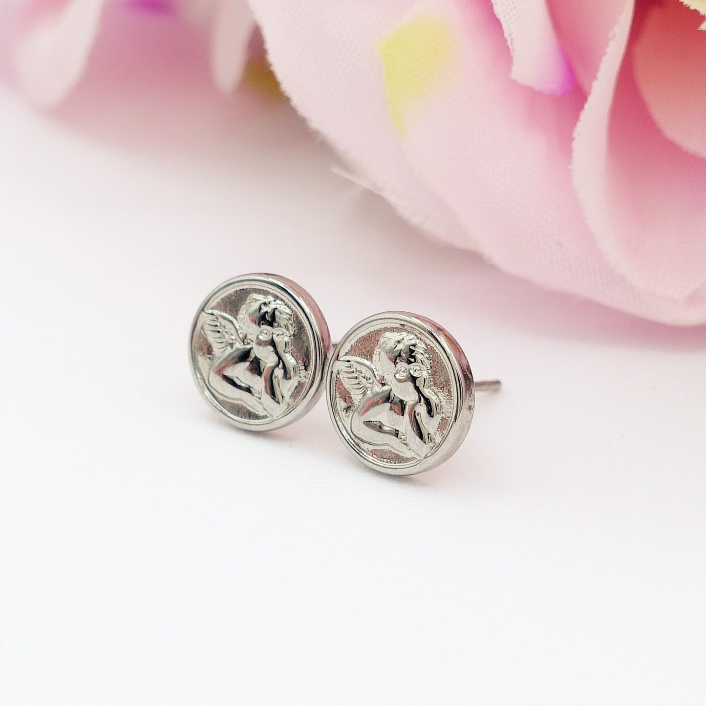 CHERUB STUDS - ACCIAIO INOSSIDABILE ~ Paio Orecchini a lobo con angioletto