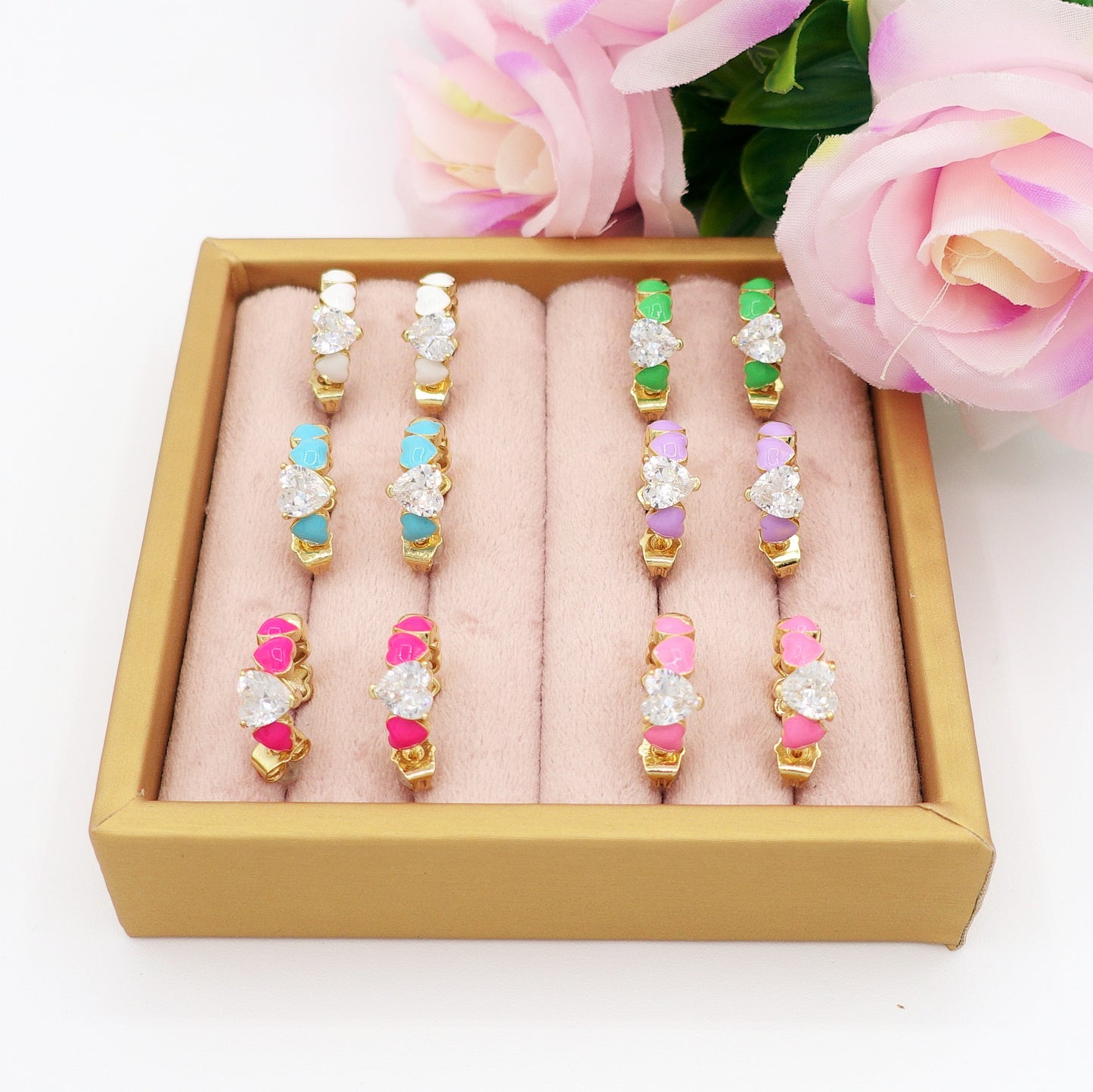 CLAIRE hoops COLOURS - PAIO Orecchini a cerchio con cuoricini bombè smaltati e Cubic Zirconia a forma di cuore