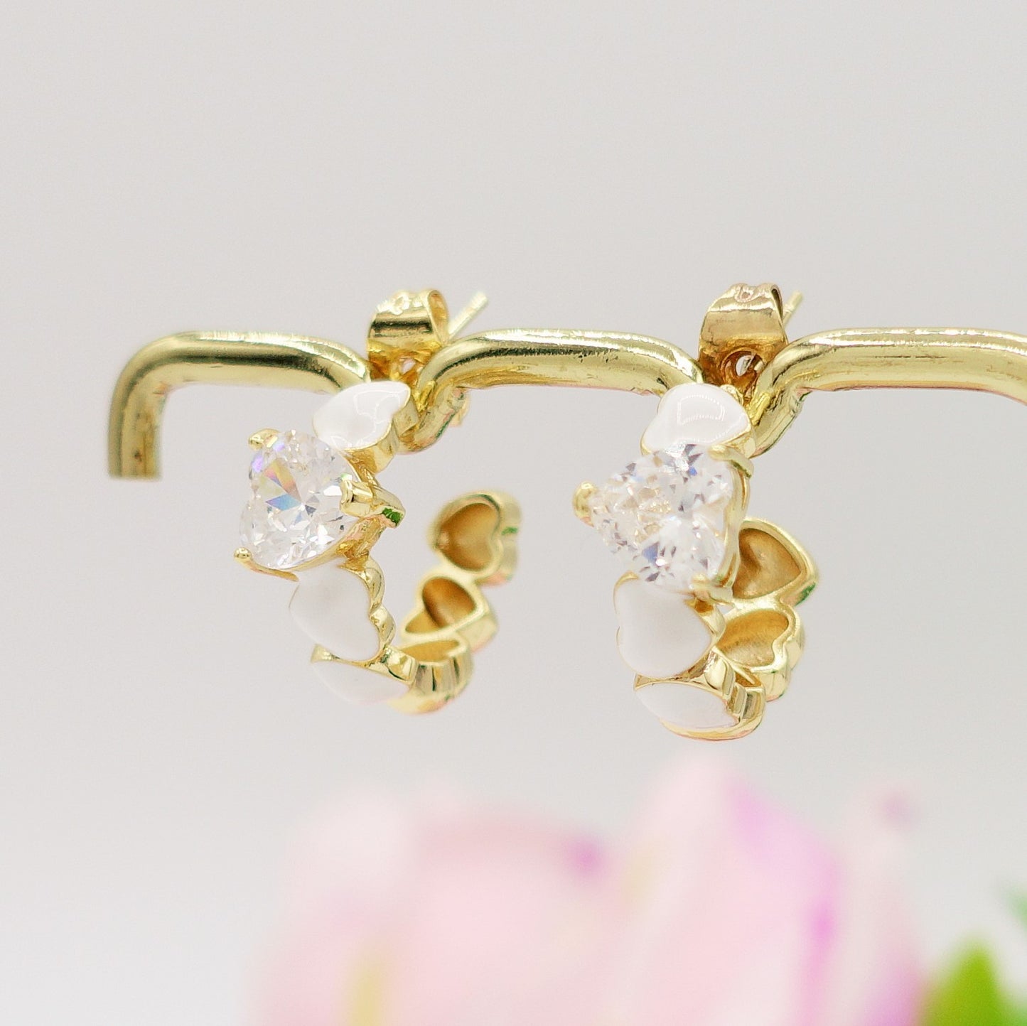 CLAIRE hoops COLOURS - PAIO Orecchini a cerchio con cuoricini bombè smaltati e Cubic Zirconia a forma di cuore