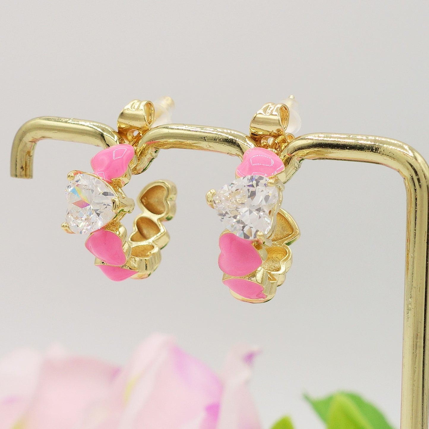 CLAIRE hoops COLOURS - PAIO Orecchini a cerchio con cuoricini bombè smaltati e Cubic Zirconia a forma di cuore