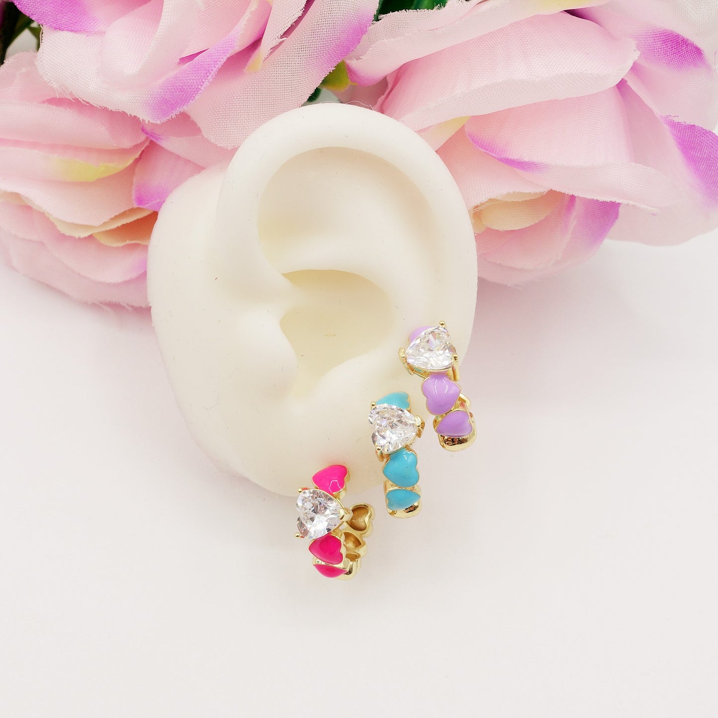 CLAIRE hoops COLOURS - PAIO Orecchini a cerchio con cuoricini bombè smaltati e Cubic Zirconia a forma di cuore