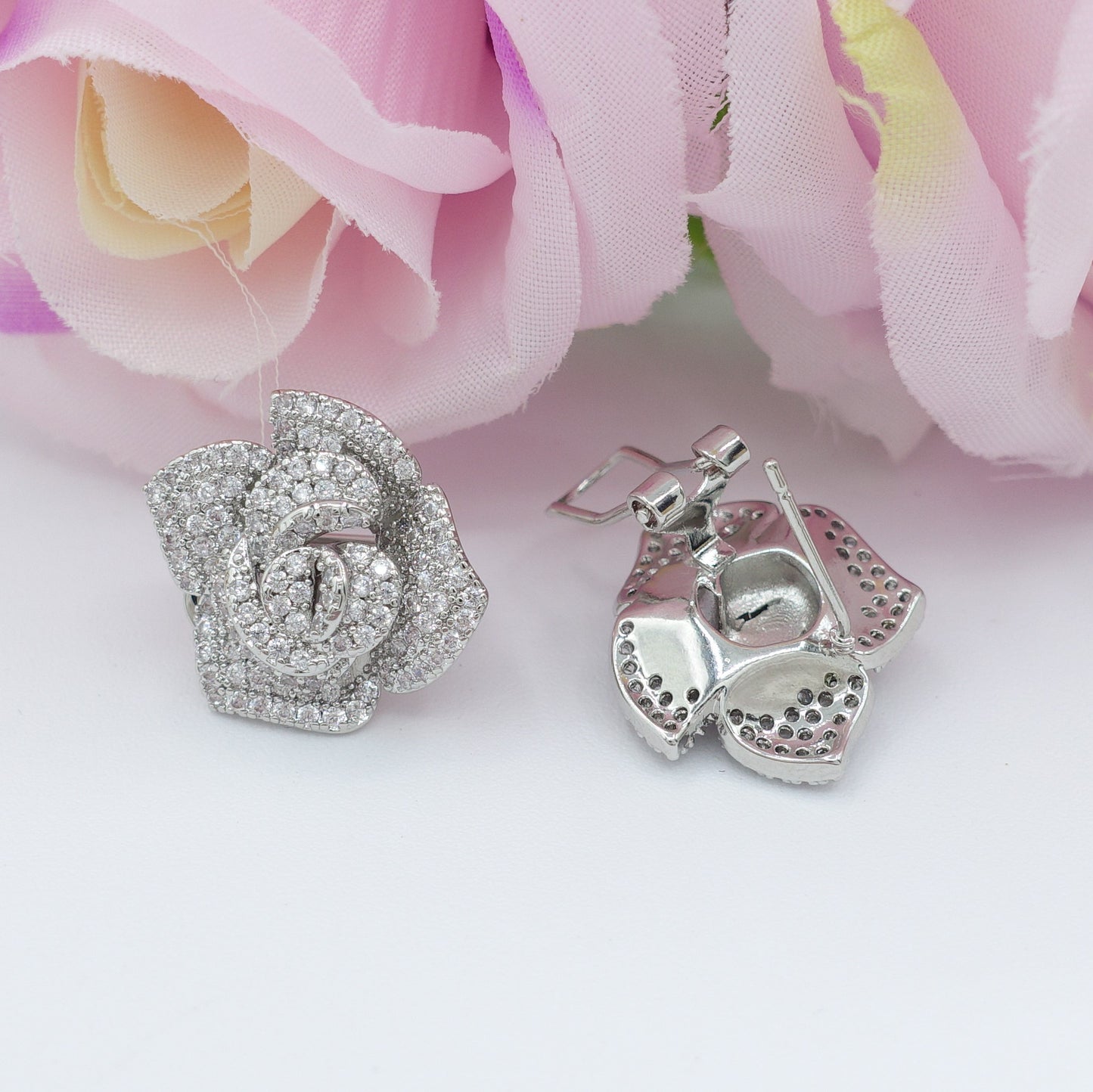 CAMELIA CRYSTAL ~ orecchini bottone con fiore zirconato in cubic zirconia