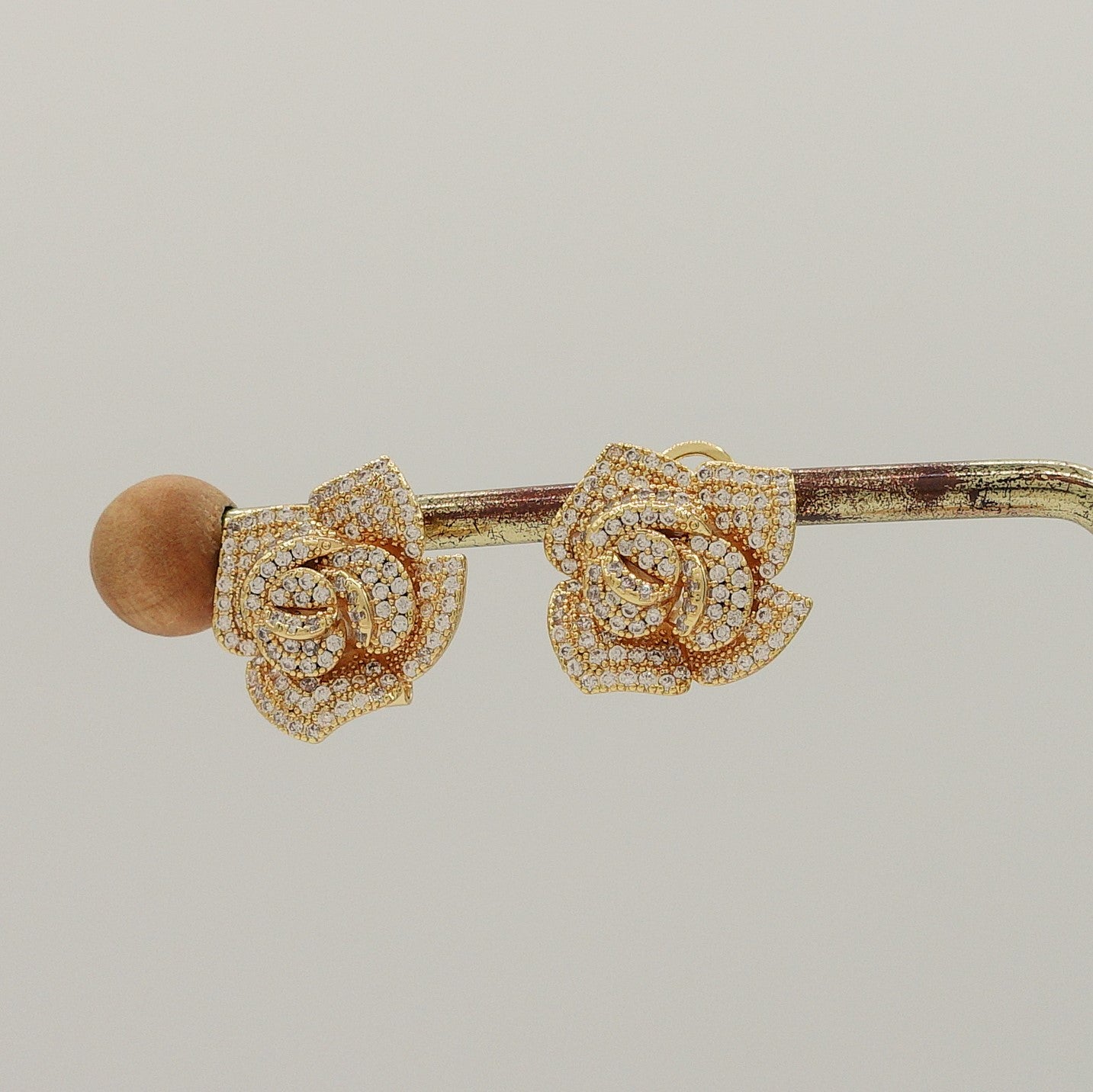 CAMELIA CRYSTAL ~ orecchini bottone con fiore zirconato in cubic zirconia
