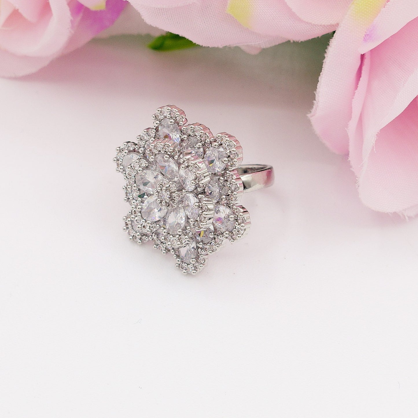 CAMELIA CRYSTAL RING - XL - Anello regolabile con fiore zirconato in Cubic Zirconia
