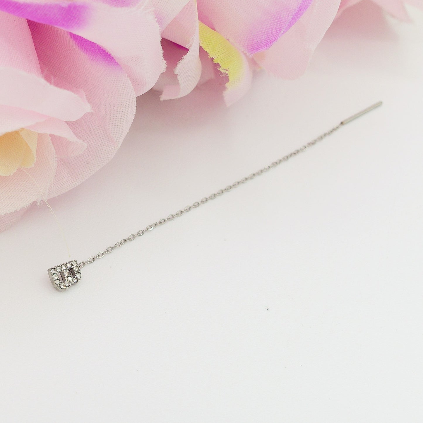 ORECCHINO SHINY INITIALS ~ ACCIAIO INOSSIDABILE - MONO Orecchino filo pendente con cubic zirconia a iniziale - Saliscendi -