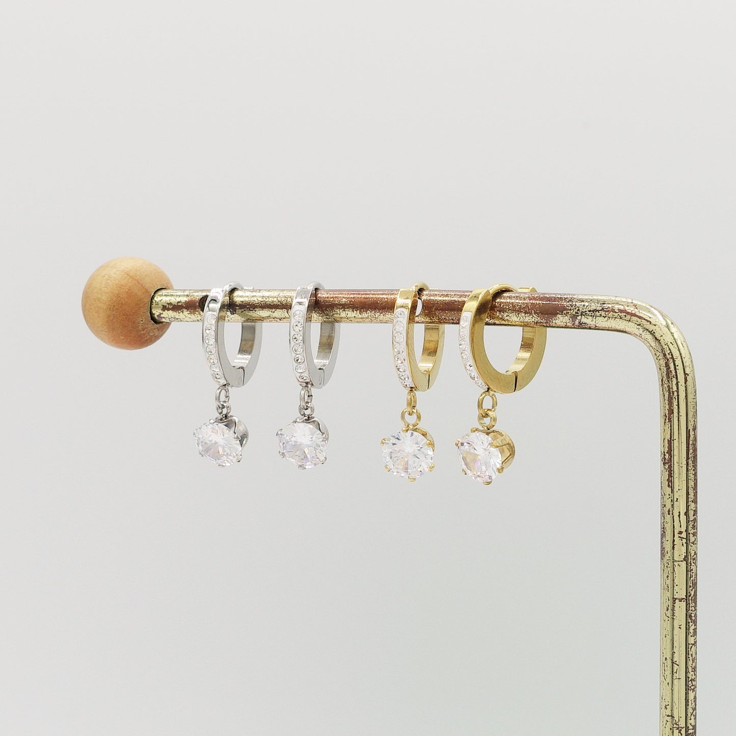 CRYSTAL - ACCIAIO INOSSIDABILE ~ Paio Orecchini mini cerchi con solitario cubic zirconia