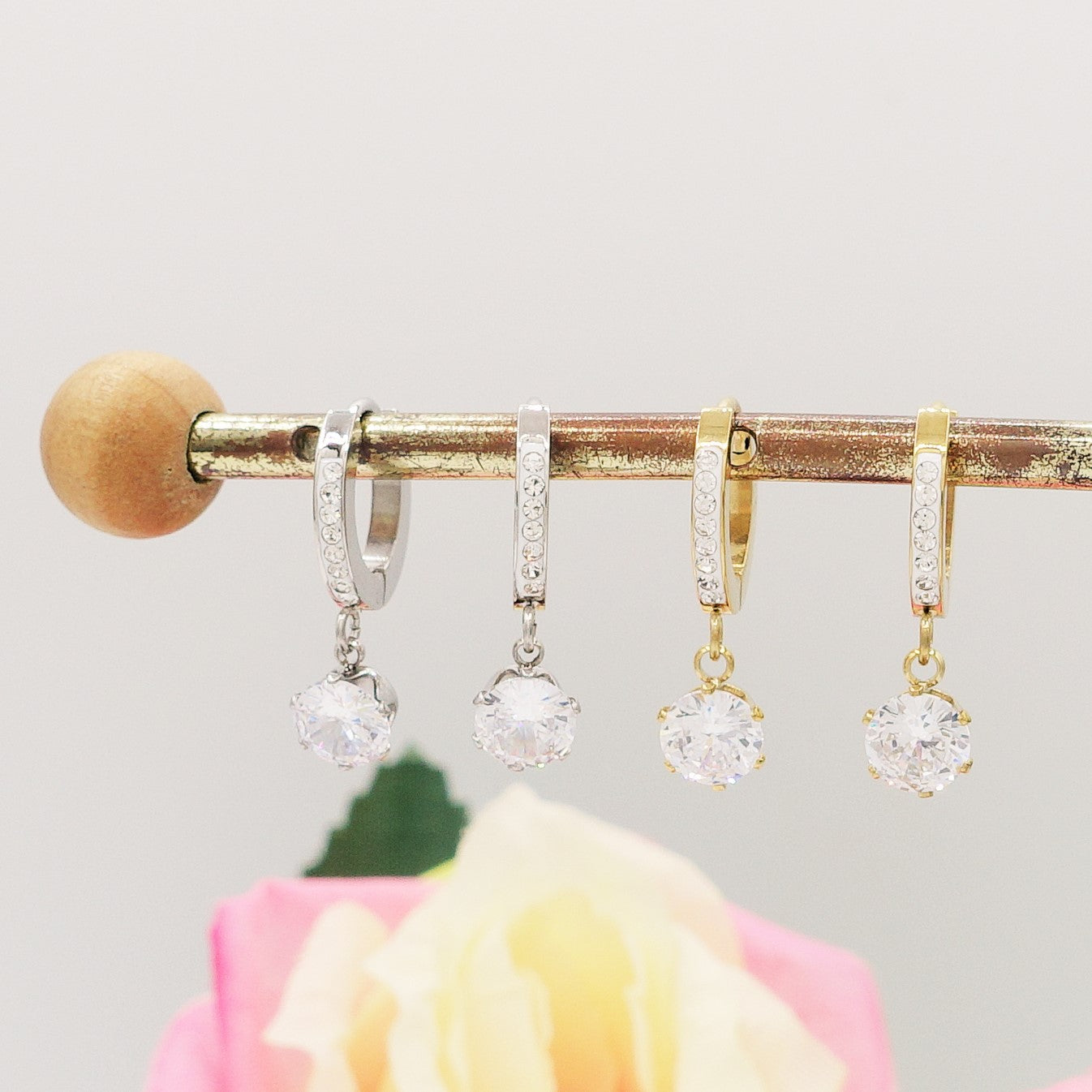 CRYSTAL - ACCIAIO INOSSIDABILE ~ Paio Orecchini mini cerchi con solitario cubic zirconia