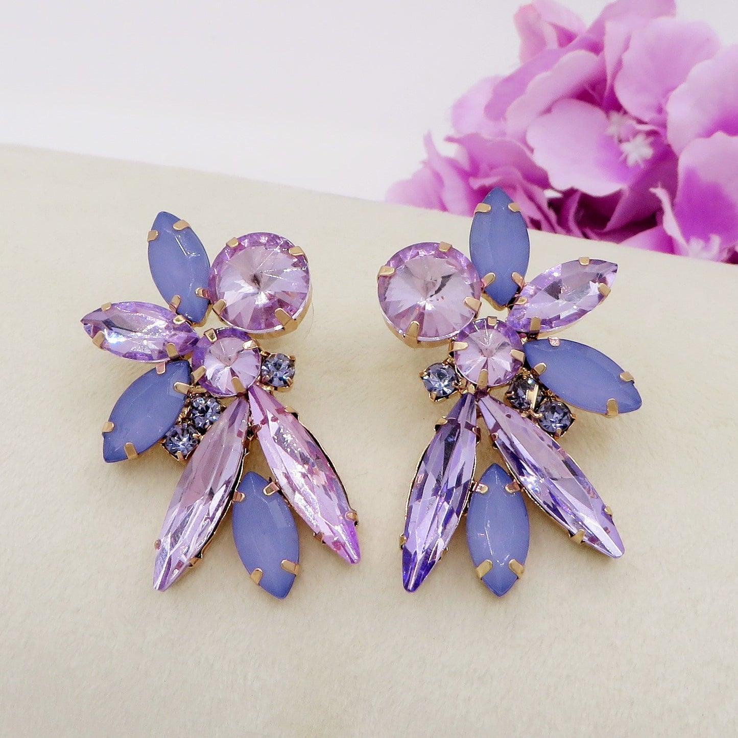 SCARLETT - Orecchini a bottone con pietre sfaccettate e Cubic Zirconia