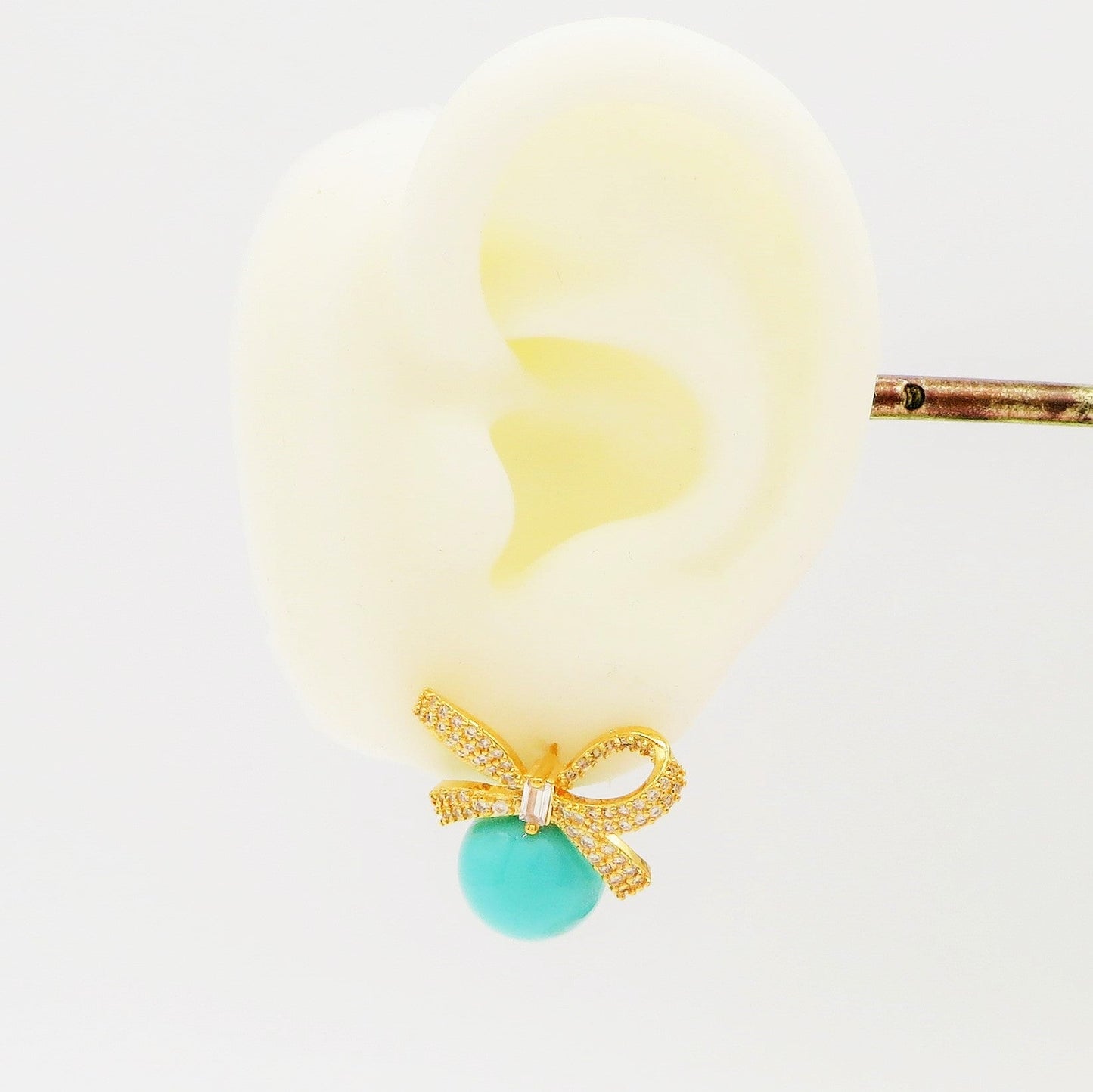 CALLA Turquoise ~ Orecchini bottone con fiocco zirconato