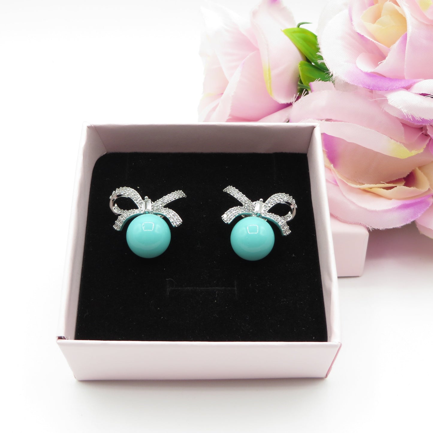 CALLA Turquoise ~ Orecchini bottone con fiocco zirconato