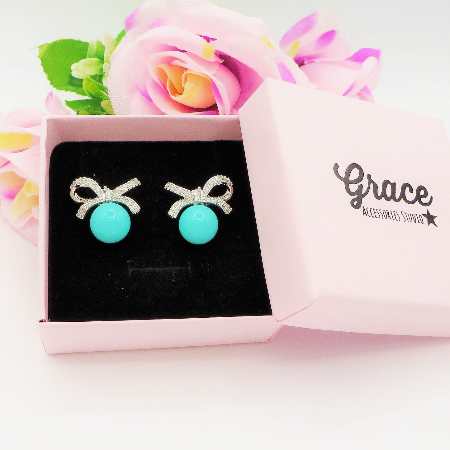 CALLA Turquoise ~ Orecchini bottone con fiocco zirconato