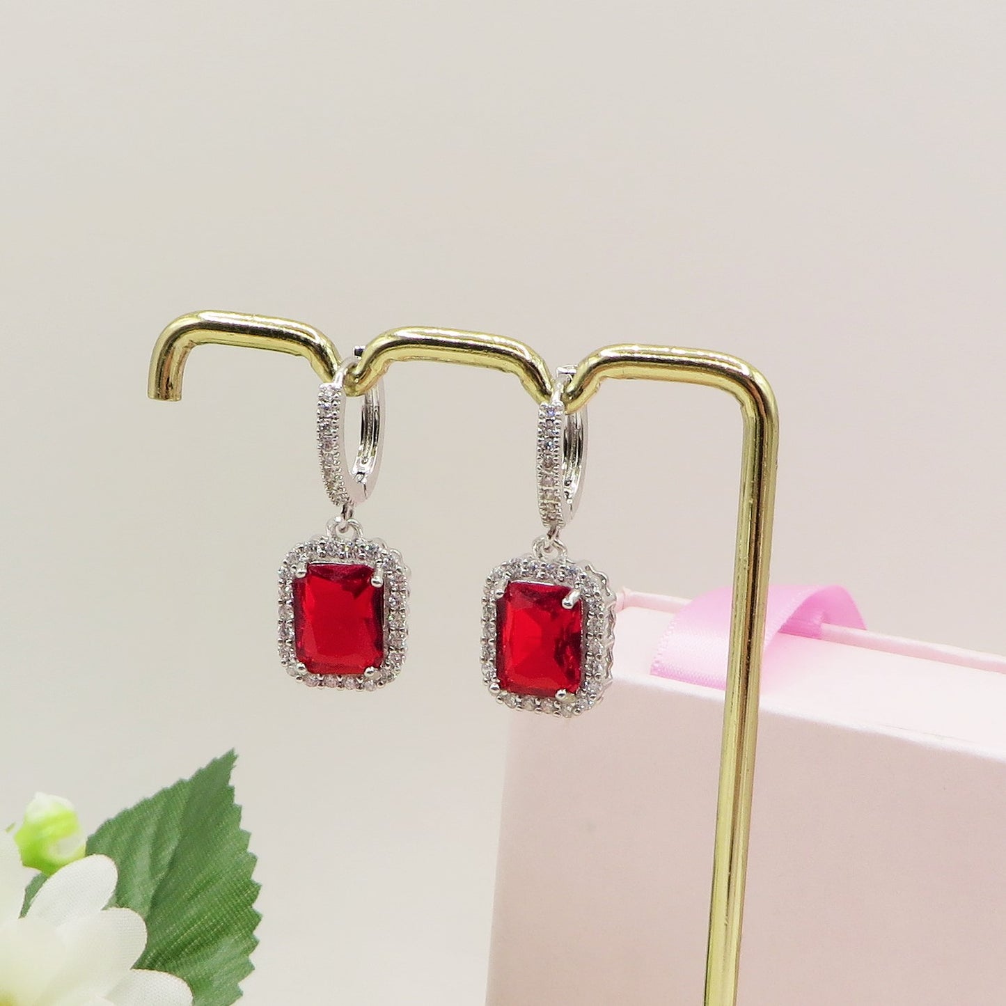 ARIANA HOOPS ~ Orecchini a cerchio con Cubic Zirconia rettangolare