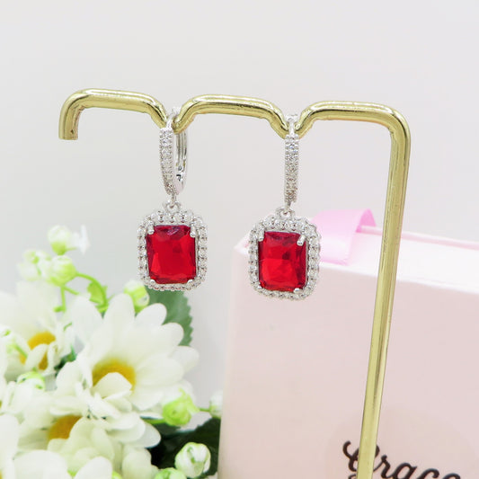 ARIANA HOOPS ~ Orecchini a cerchio con Cubic Zirconia rettangolare