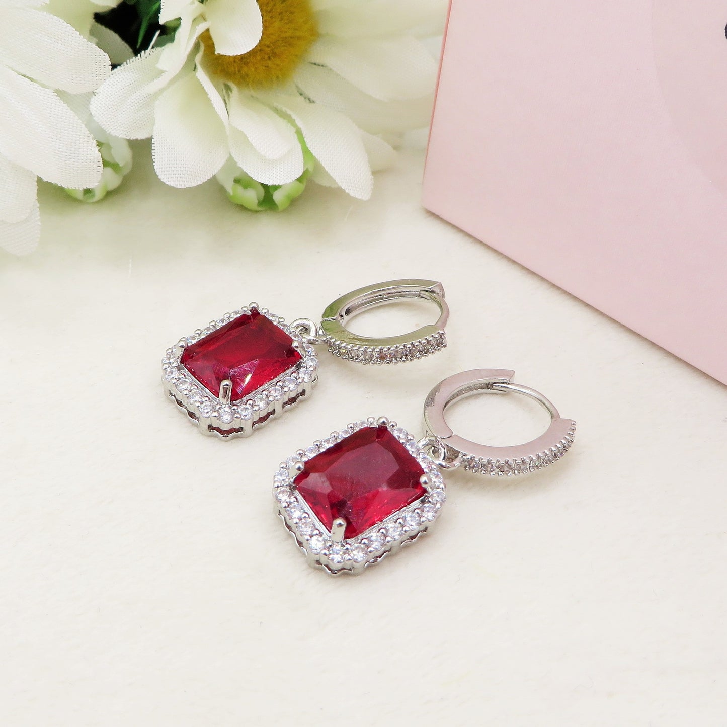 ARIANA HOOPS ~ Orecchini a cerchio con Cubic Zirconia rettangolare