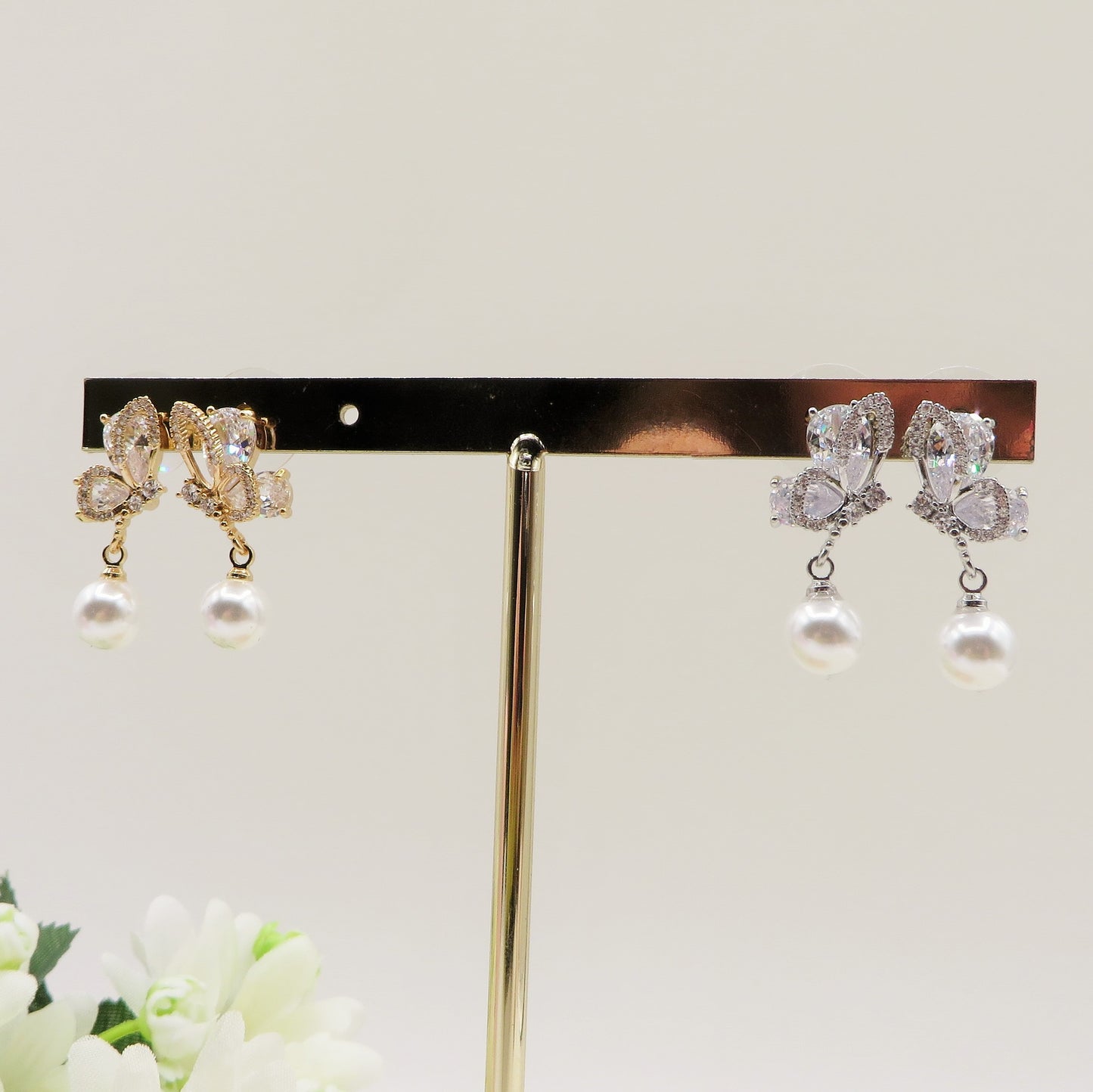 MARIPOSA PEARLS ~ Orecchini bottone con farfalla zirconata e perla