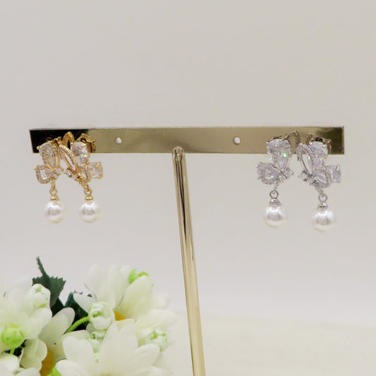 MARIPOSA PEARLS ~ Orecchini bottone con farfalla zirconata e perla