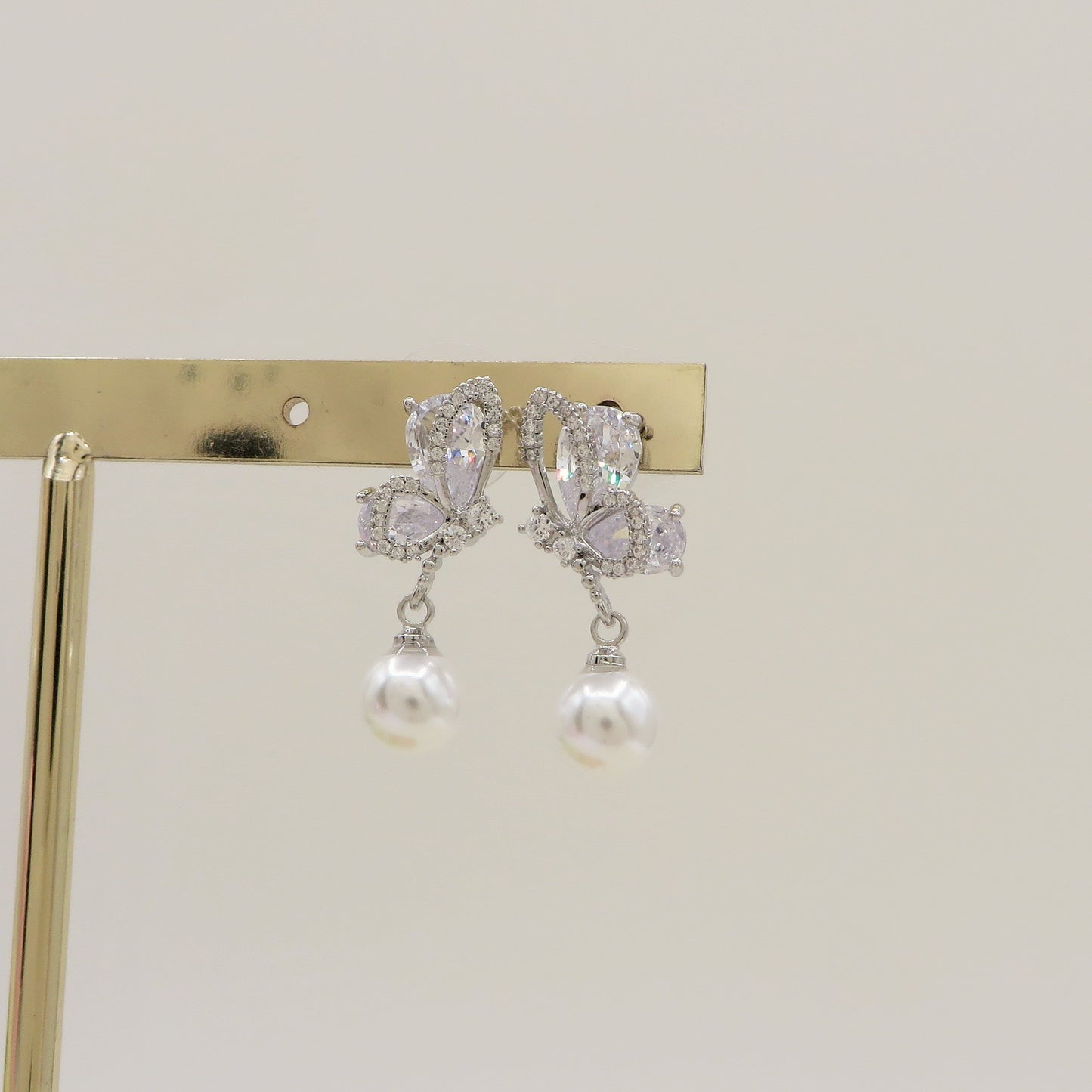 MARIPOSA PEARLS ~ Orecchini bottone con farfalla zirconata e perla