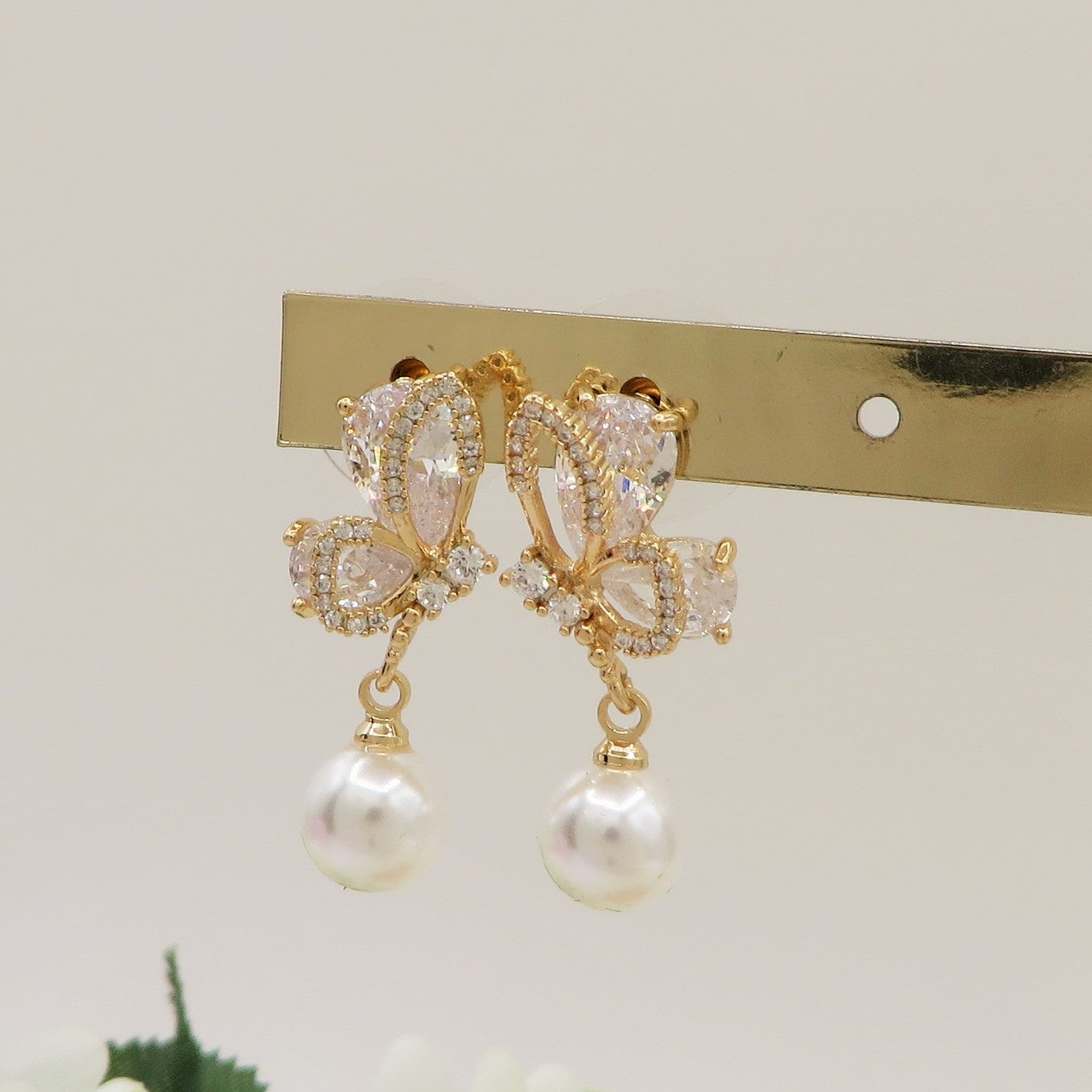 MARIPOSA PEARLS ~ Orecchini bottone con farfalla zirconata e perla