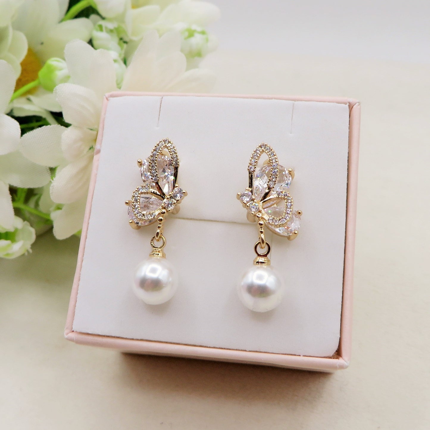 MARIPOSA PEARLS ~ Orecchini bottone con farfalla zirconata e perla