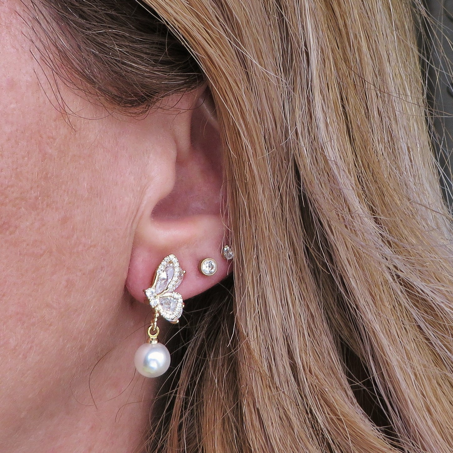 MARIPOSA PEARLS ~ Orecchini bottone con farfalla zirconata e perla