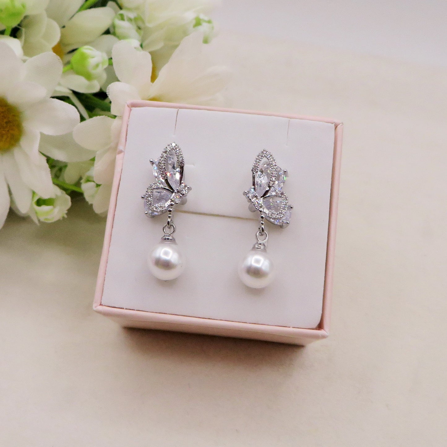 MARIPOSA PEARLS ~ Orecchini bottone con farfalla zirconata e perla