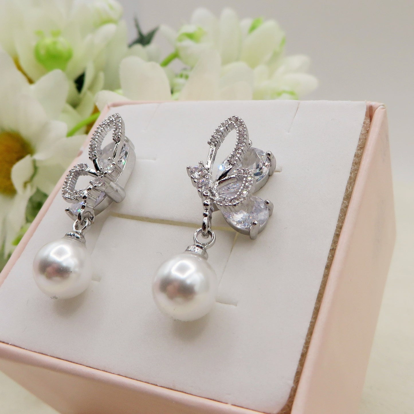 MARIPOSA PEARLS ~ Orecchini bottone con farfalla zirconata e perla