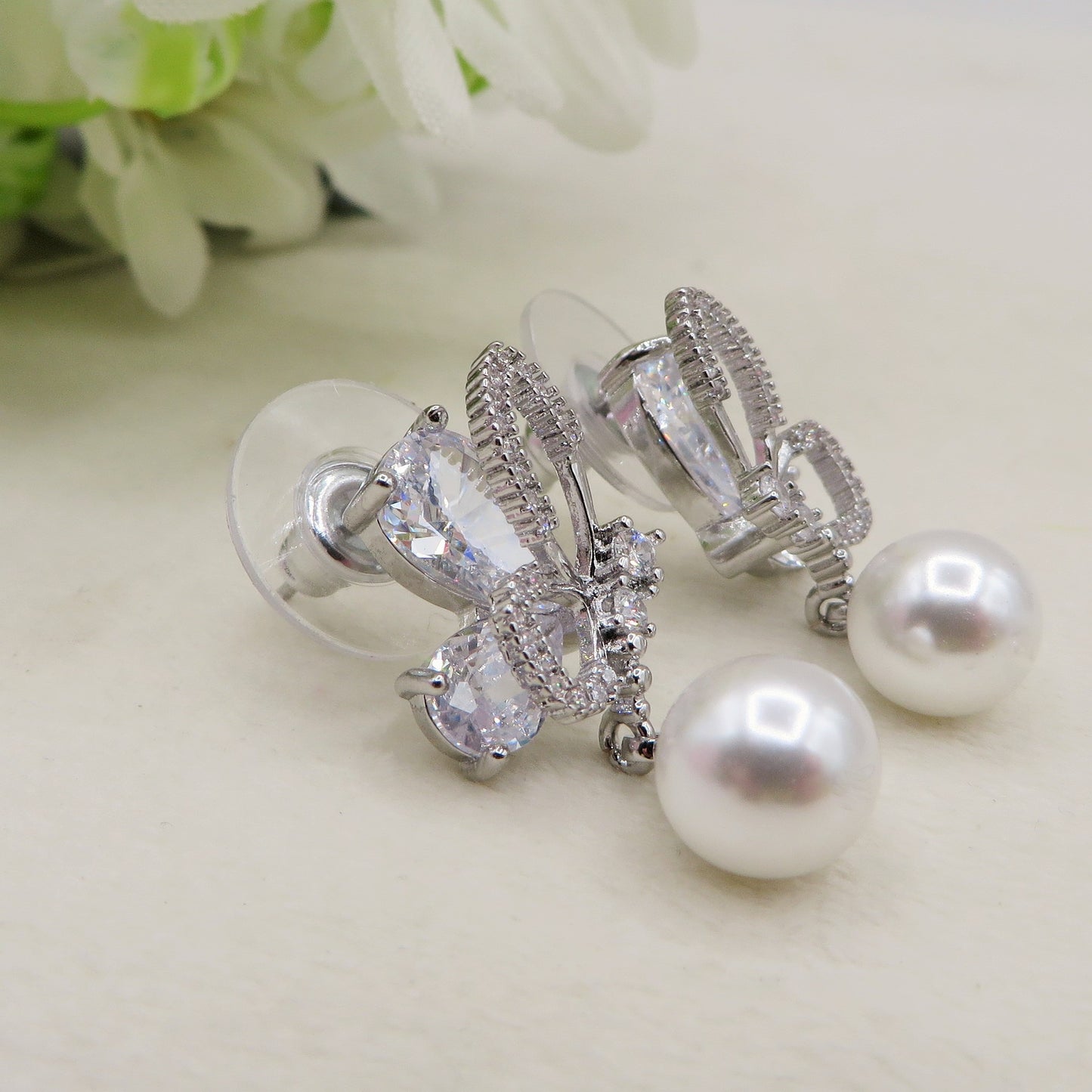 MARIPOSA PEARLS ~ Orecchini bottone con farfalla zirconata e perla