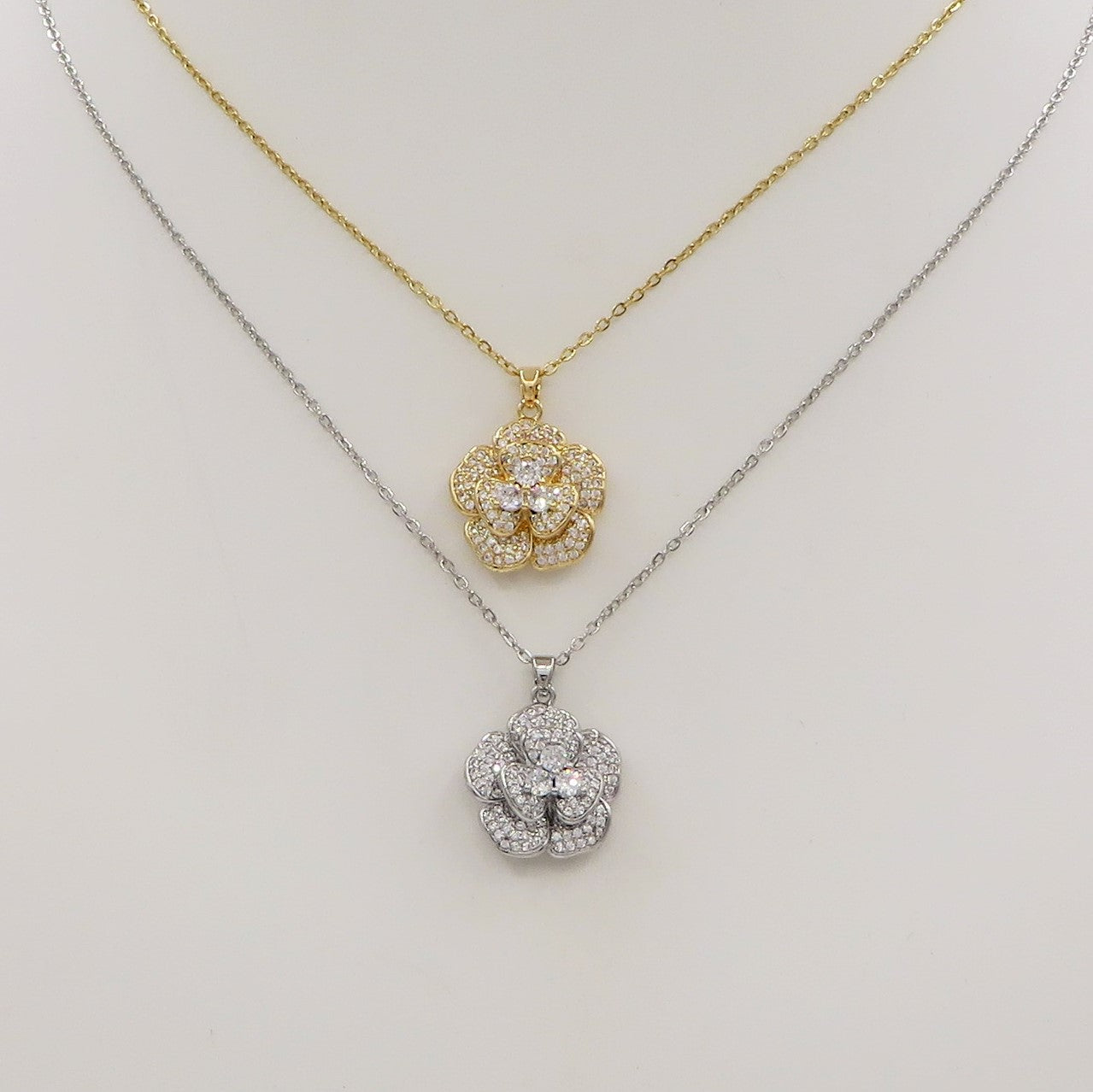 CAMELIA CRYSTAL - Collana con pendente camelia in cubic zirconia