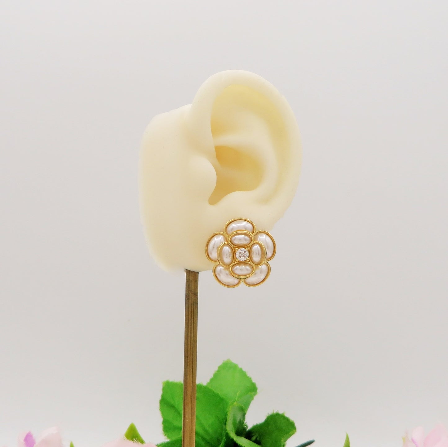 CAMELIA PEARLS A CLIP - Orecchini bottone a fiore con perla - SENZA BUCO