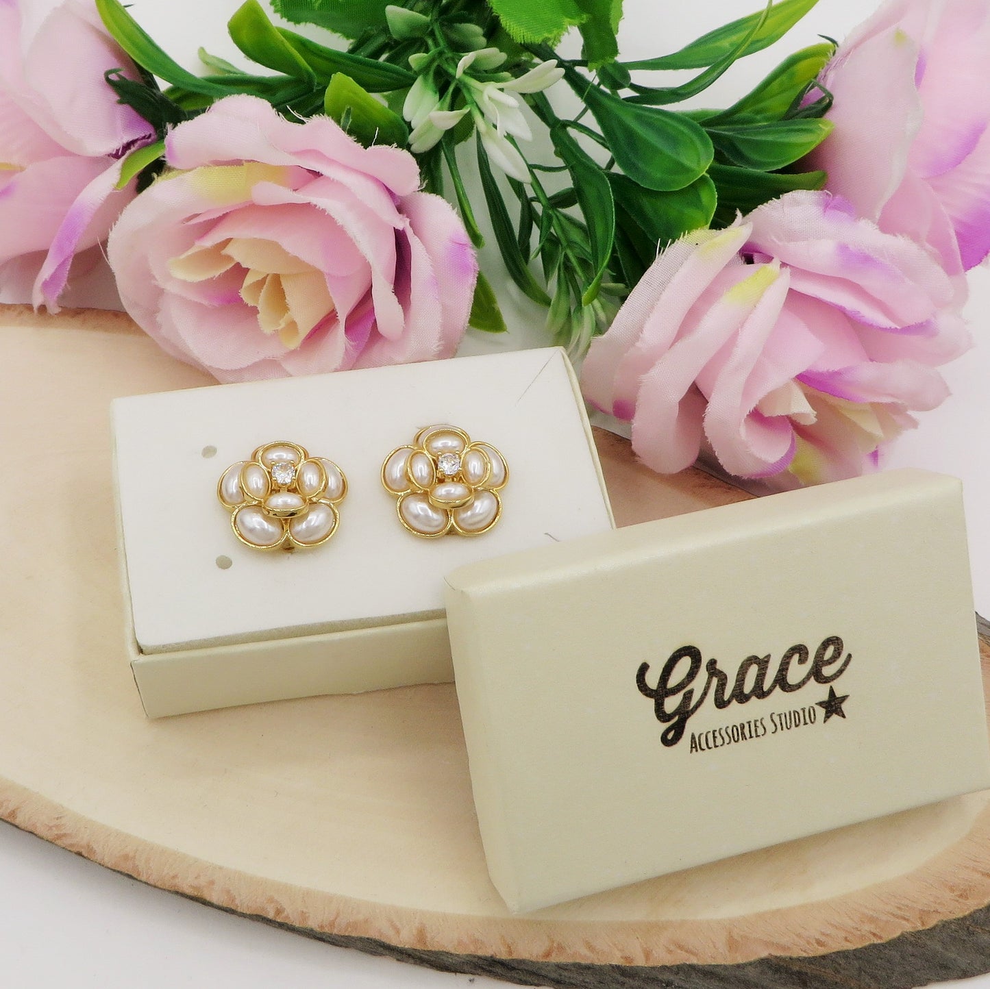 CAMELIA PEARLS A CLIP - Orecchini bottone a fiore con perla - SENZA BUCO