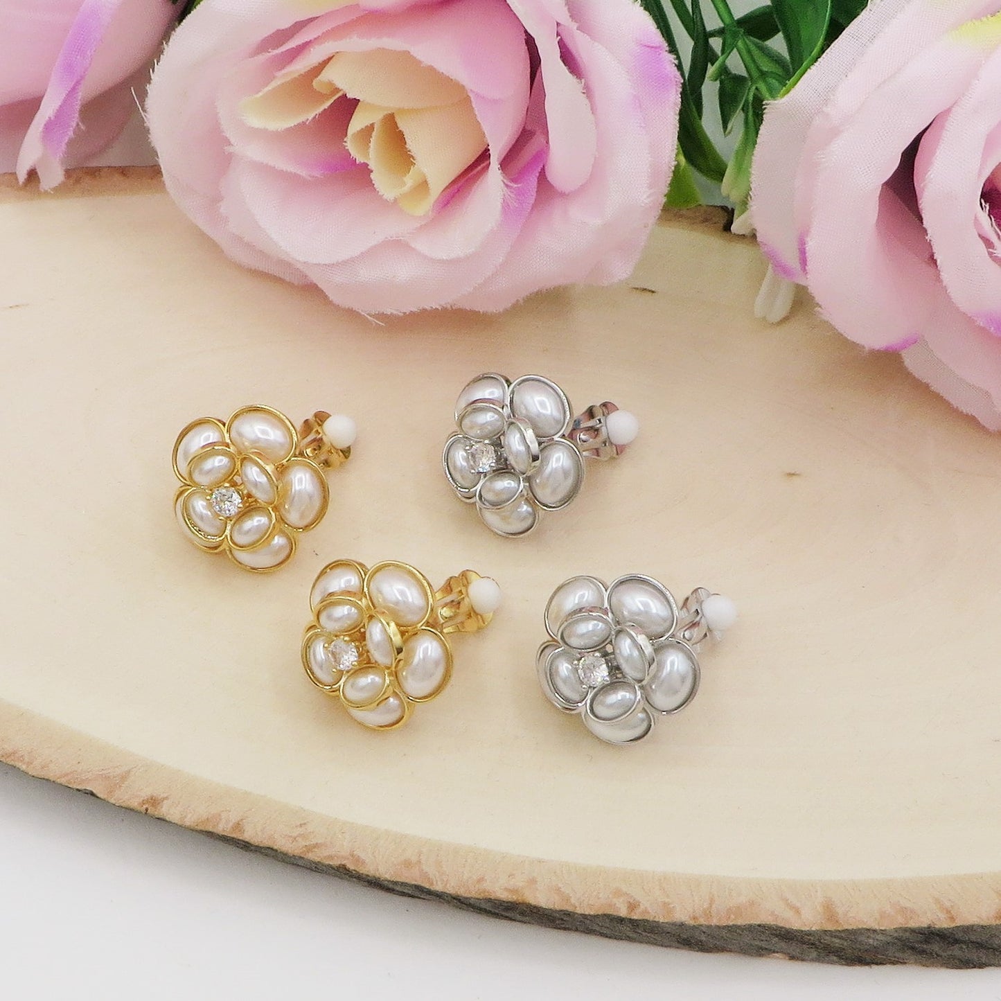 CAMELIA PEARLS A CLIP - Orecchini bottone a fiore con perla - SENZA BUCO