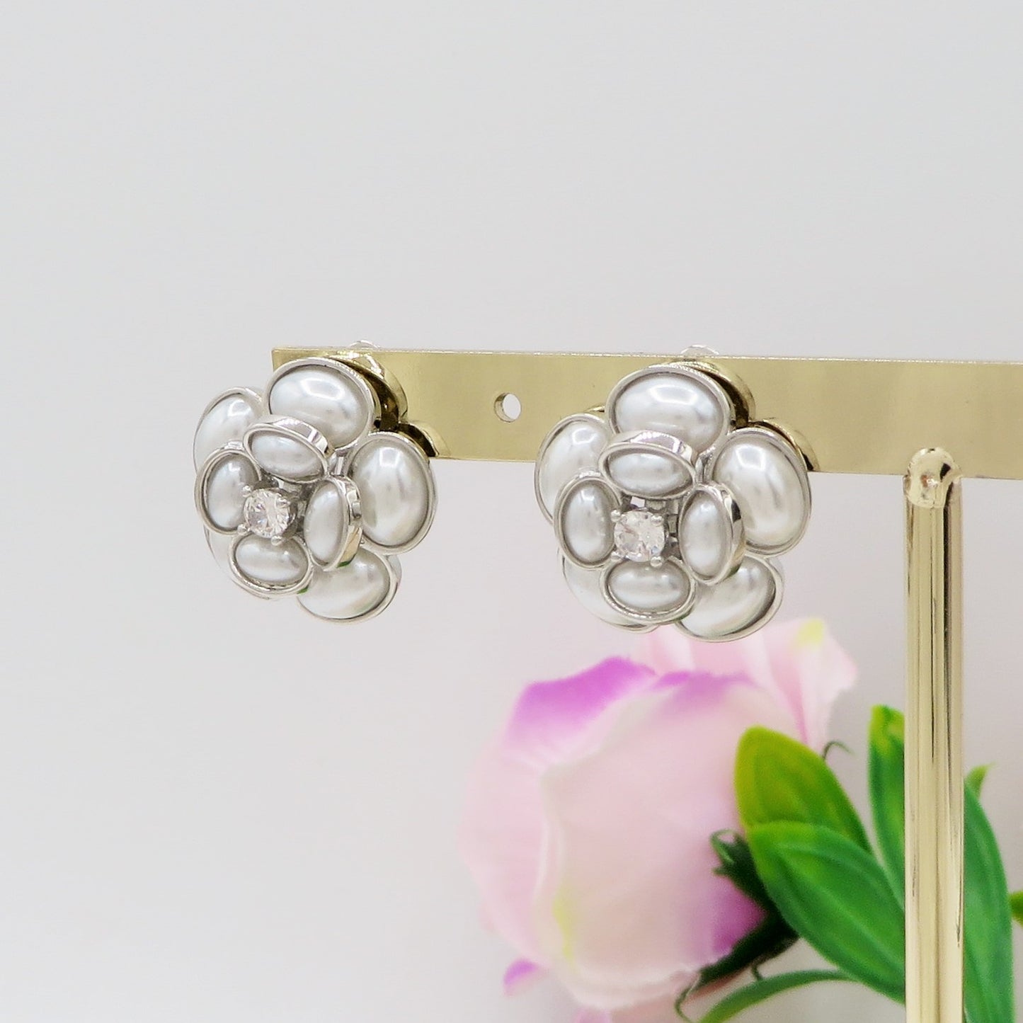 CAMELIA PEARLS A CLIP - Orecchini bottone a fiore con perla - SENZA BUCO