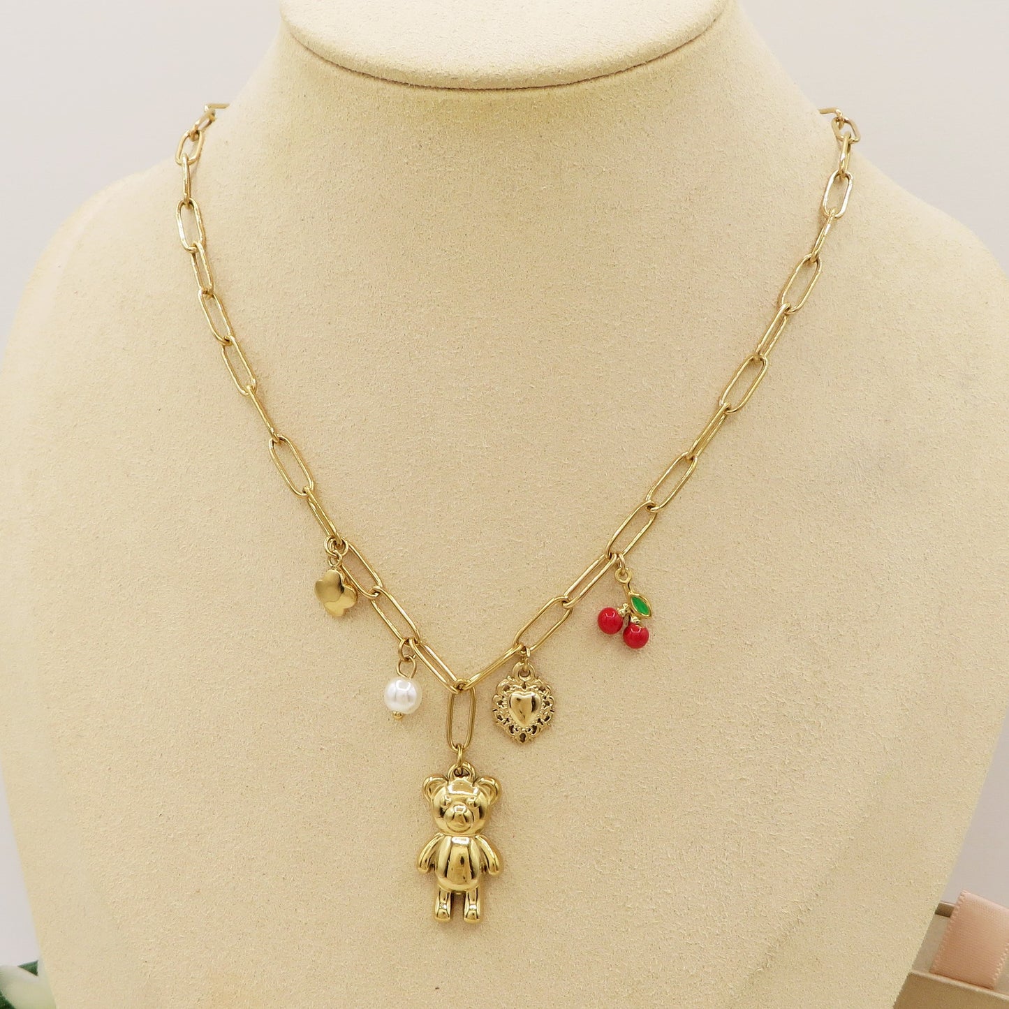 CHERRY TEDDY Collana - ACCIAIO inossidabile - Collana catena charms orsetto, ciligie, cuore sacro