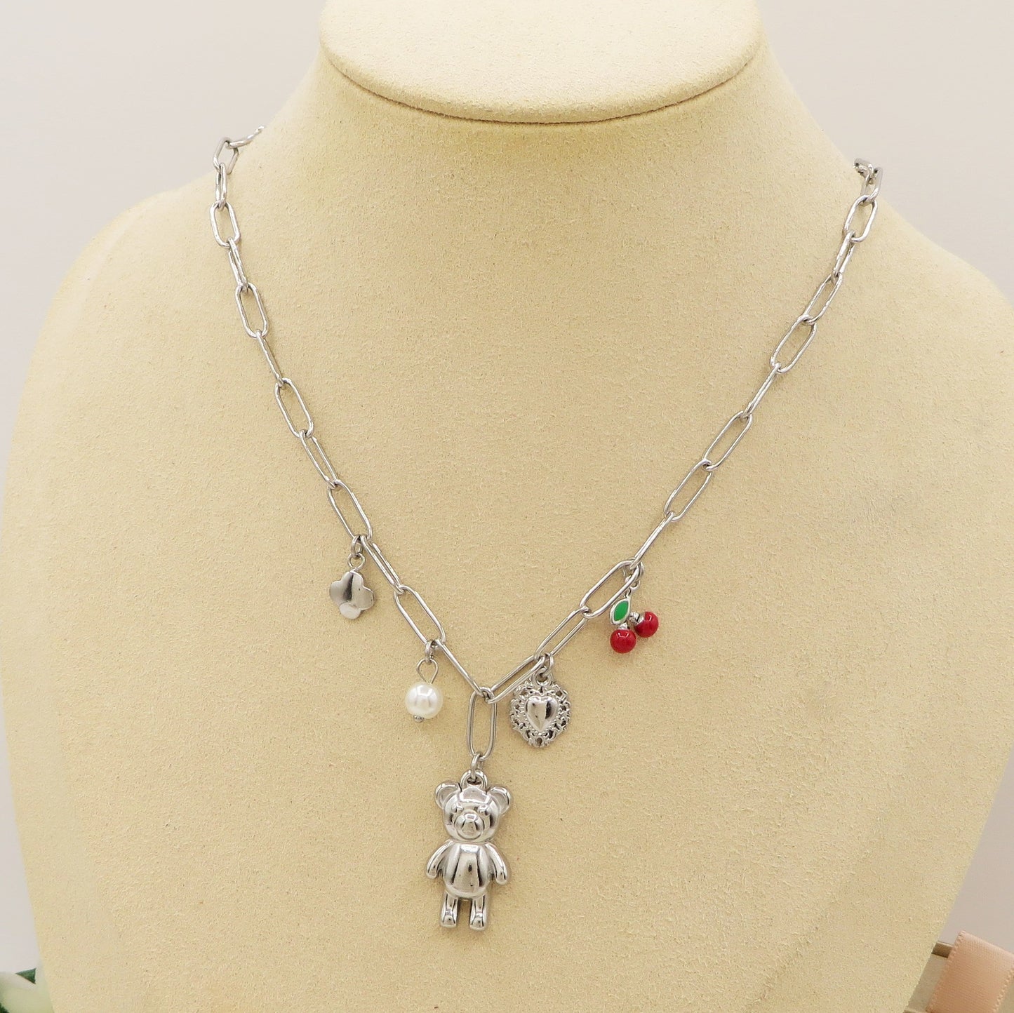 CHERRY TEDDY Collana - ACCIAIO inossidabile - Collana catena charms orsetto, ciligie, cuore sacro