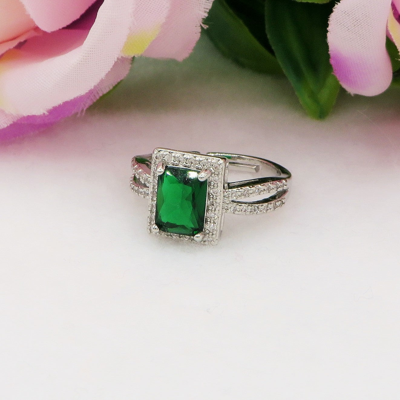 ARIANA ~ Anello regolabile con cubic zirconia squadrato
