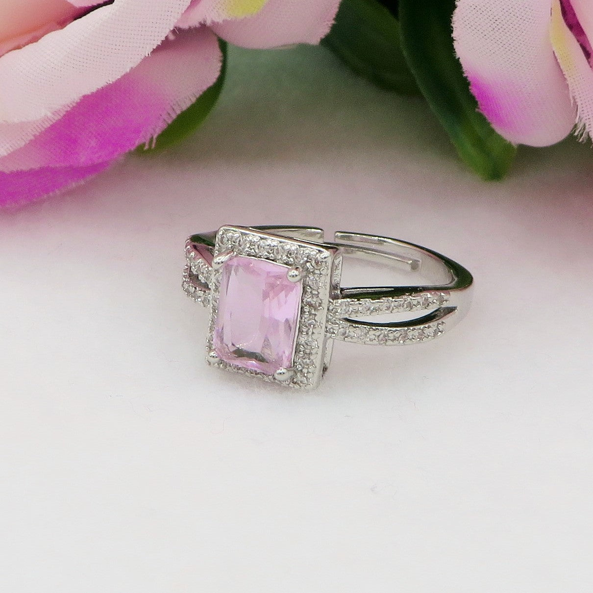 ARIANA ~ Anello regolabile con cubic zirconia squadrato
