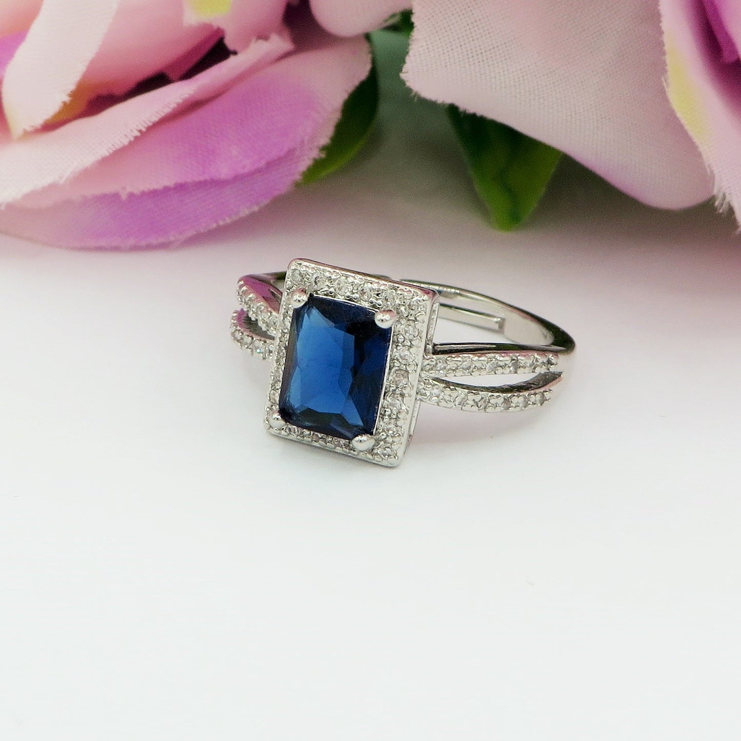 ARIANA ~ Anello regolabile con cubic zirconia squadrato
