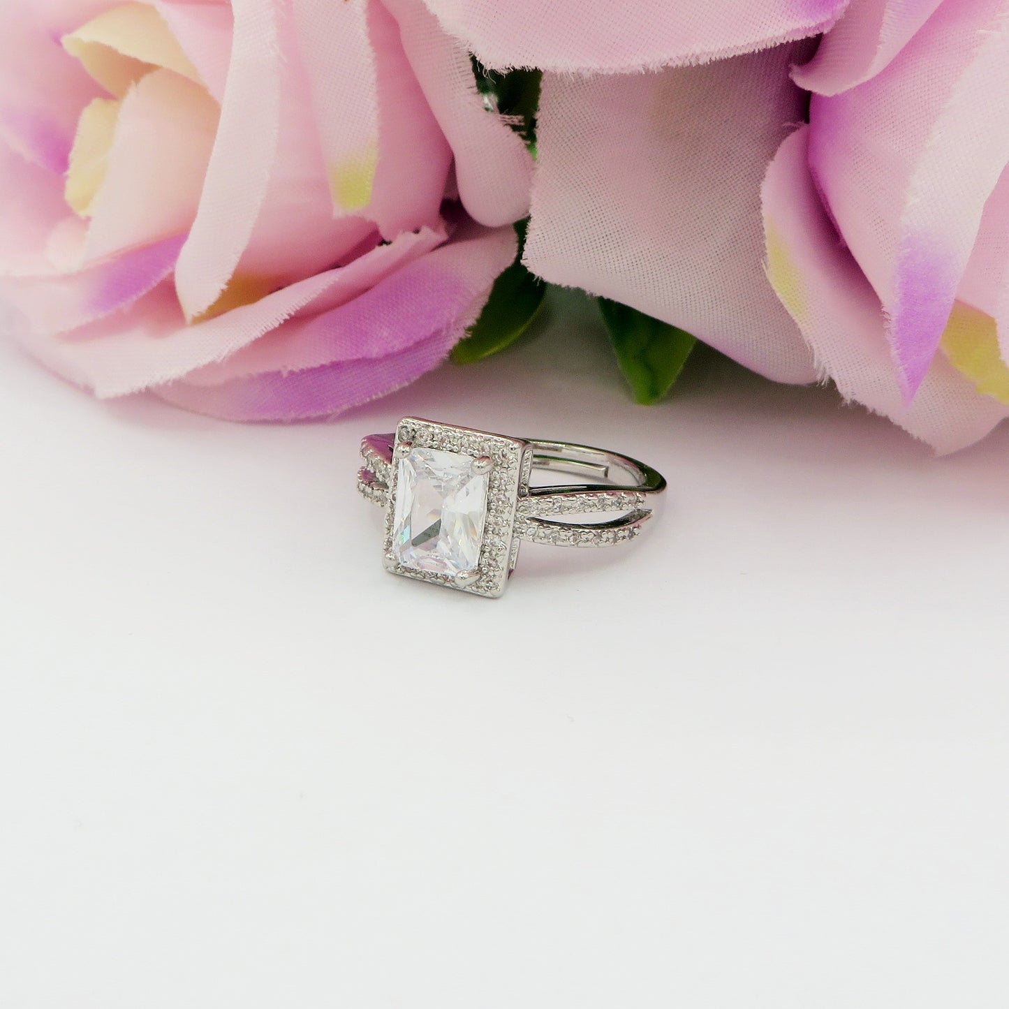 ARIANA ~ Anello regolabile con cubic zirconia squadrato